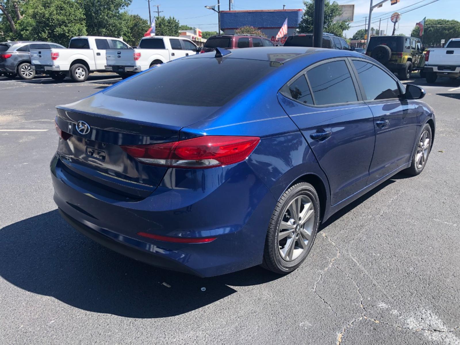 2017 Hyundai Elantra Limited (5NPD84LF1HH) with an 1.8L L4 DOHC 16V engine, 6A transmission, located at 301 S.first st, garland , TX, 75040, (972) 272-8878, 32.910500, -96.631042 - Photo #3