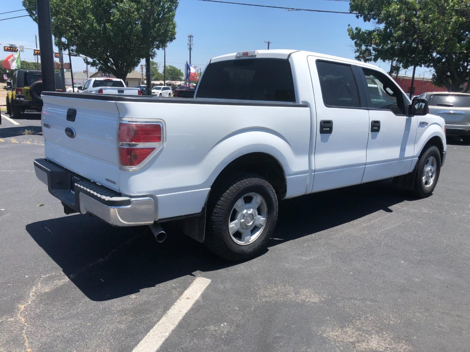 2013 white Ford F-150 FX2 SuperCrew 5.5-ft. Bed 2WD (1FTFW1CF9DF) with an 5.0L V8 engine, 6-Speed Automatic transmission, located at 301 S.first st, garland , TX, 75040, (972) 272-8878, 32.910500, -96.631042 - Photo #5