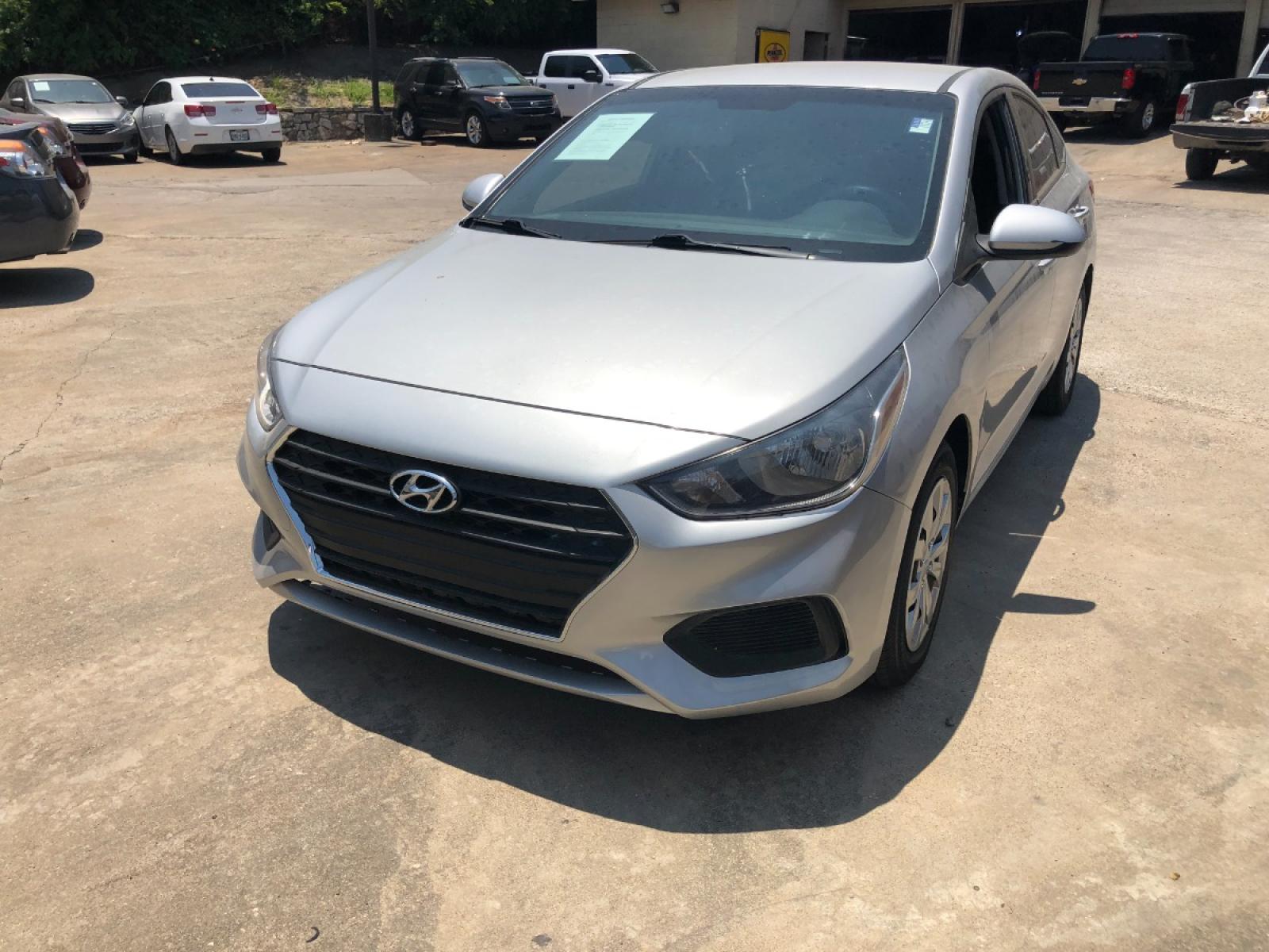 2018 Hyundai Accent SEL 4-Door 6A (3KPC24A31JE) with an 1.6L L4 DOHC 16V engine, 6A transmission, located at 301 S.first st, garland , TX, 75040, (972) 272-8878, 32.910500, -96.631042 - Photo #0