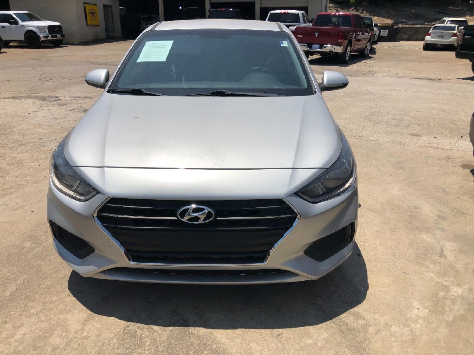 2018 Hyundai Accent SEL 4-Door 6A (3KPC24A31JE) with an 1.6L L4 DOHC 16V engine, 6A transmission, located at 301 S.first st, garland , TX, 75040, (972) 272-8878, 32.910500, -96.631042 - Photo #1