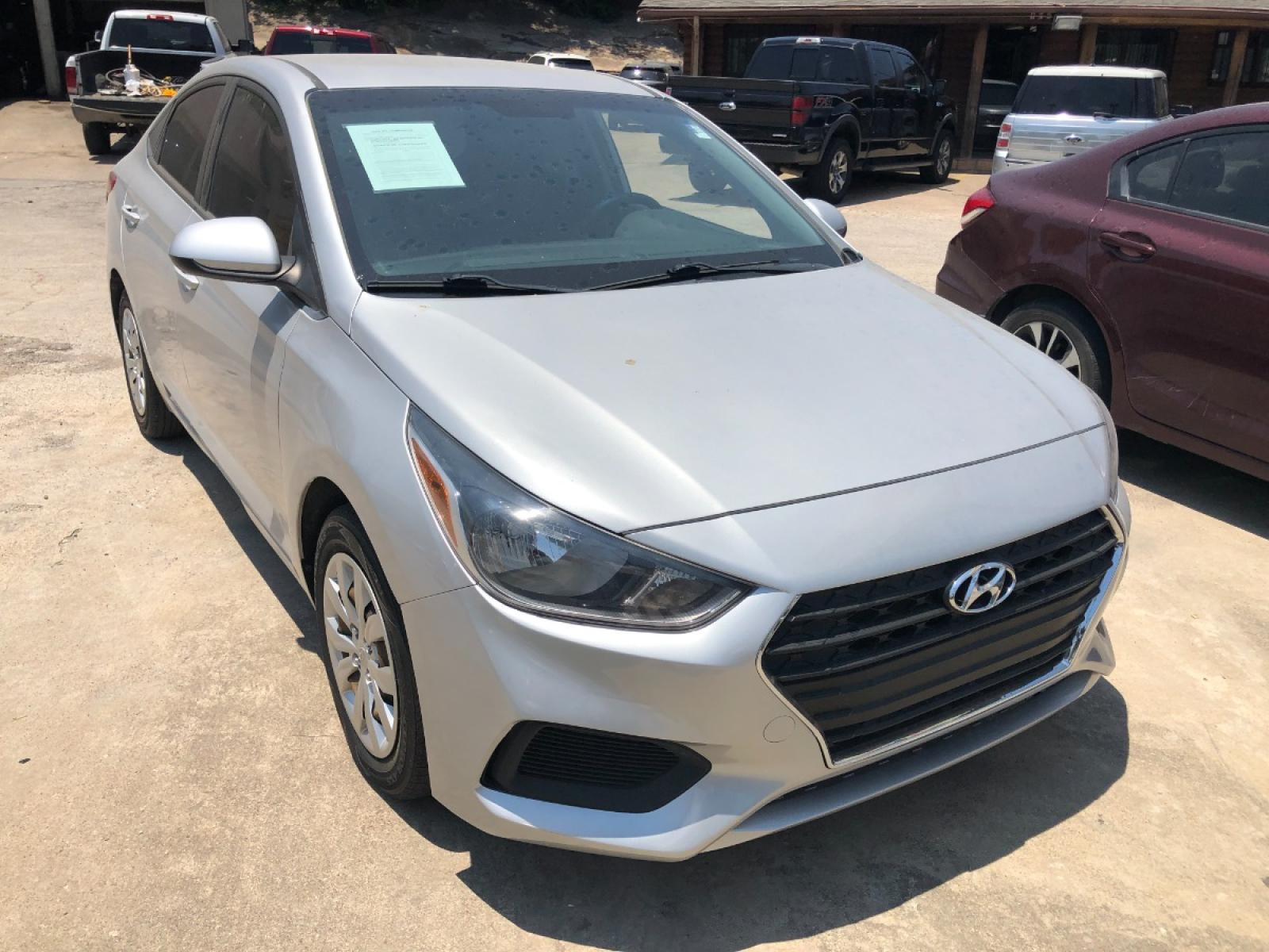 2018 Hyundai Accent SEL 4-Door 6A (3KPC24A31JE) with an 1.6L L4 DOHC 16V engine, 6A transmission, located at 301 S.first st, garland , TX, 75040, (972) 272-8878, 32.910500, -96.631042 - Photo #2