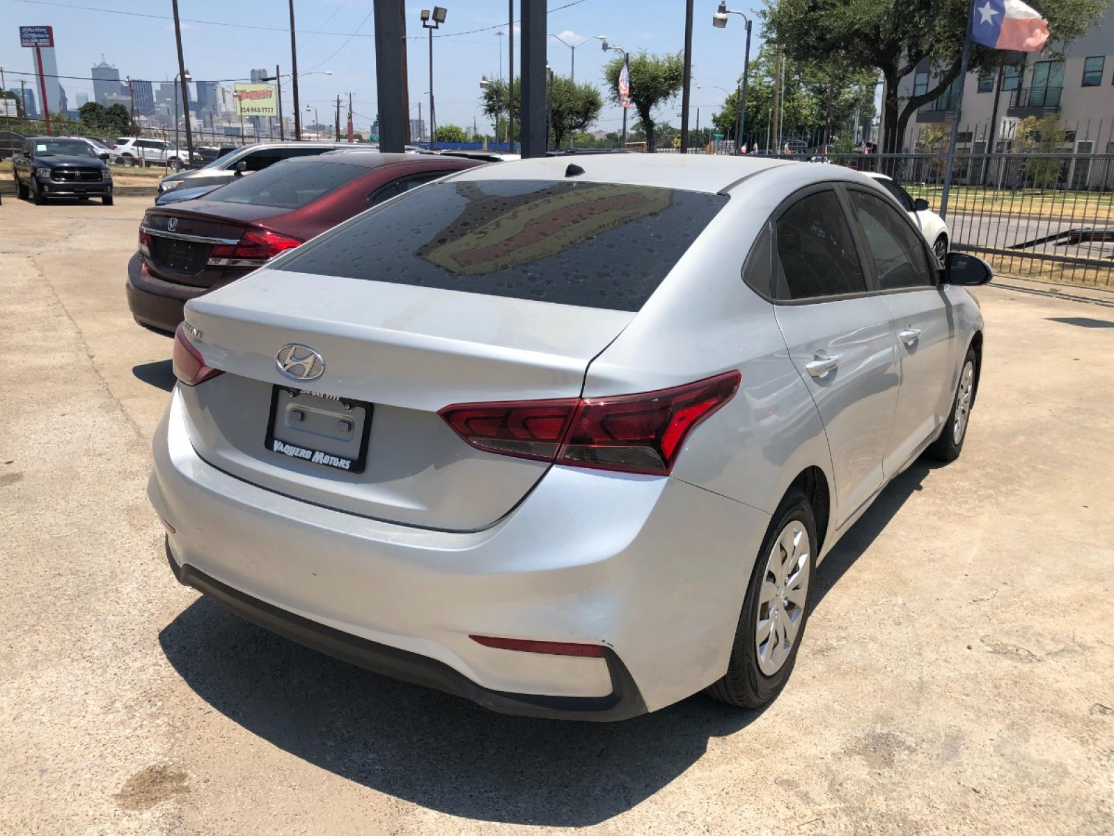 2018 Hyundai Accent SEL 4-Door 6A (3KPC24A31JE) with an 1.6L L4 DOHC 16V engine, 6A transmission, located at 301 S.first st, garland , TX, 75040, (972) 272-8878, 32.910500, -96.631042 - Photo #3