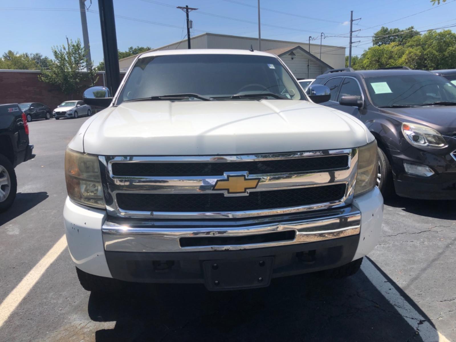 2010 white Chevrolet Silverado 1500 LT1 Crew Cab 4WD (3GCRKSE31AG) with an 5.3L V8 OHV 16V FFV engine, 4-Speed Automatic transmission, located at 301 S.first st, garland , TX, 75040, (972) 272-8878, 32.910500, -96.631042 - Photo #0