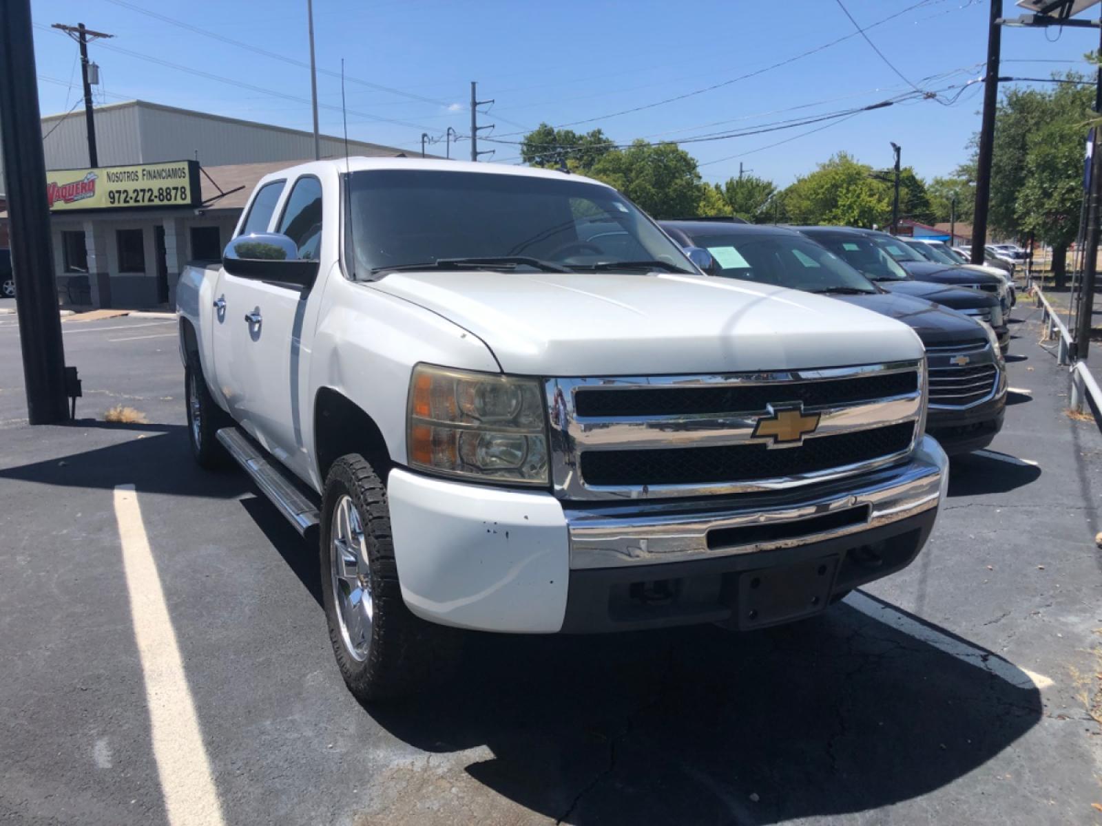 2010 white Chevrolet Silverado 1500 LT1 Crew Cab 4WD (3GCRKSE31AG) with an 5.3L V8 OHV 16V FFV engine, 4-Speed Automatic transmission, located at 301 S.first st, garland , TX, 75040, (972) 272-8878, 32.910500, -96.631042 - Photo #1