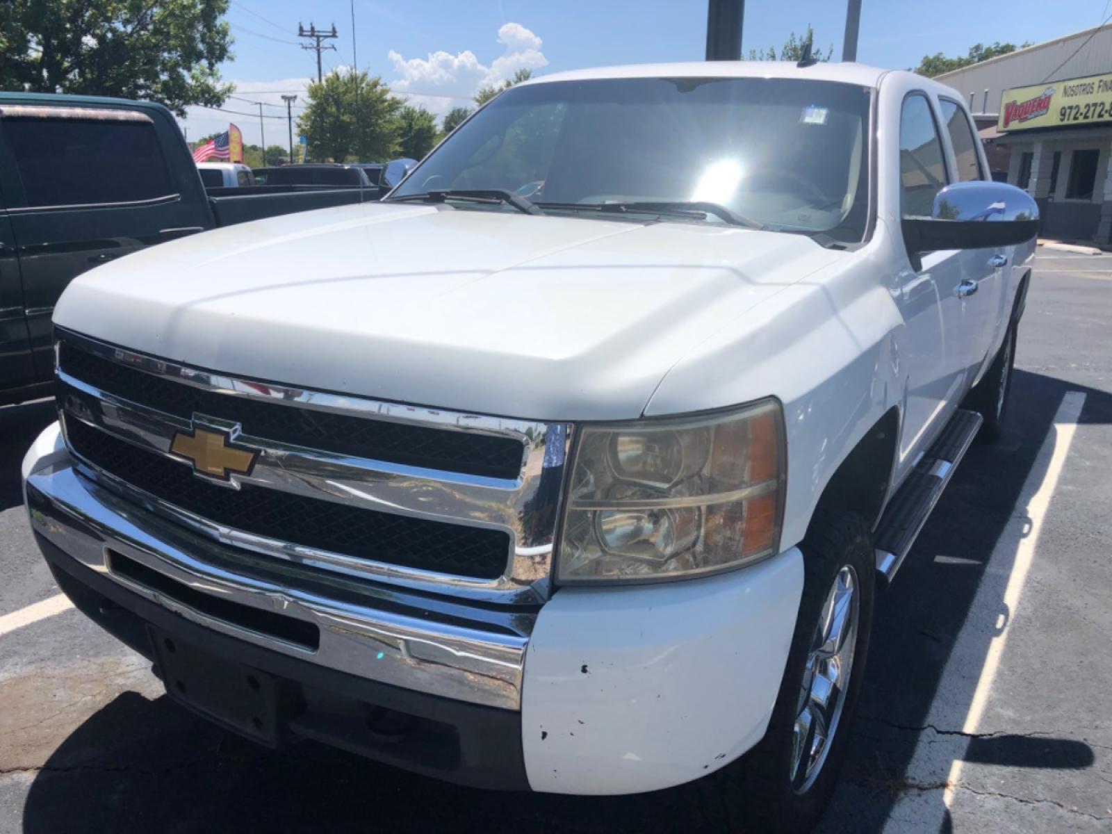 2010 white Chevrolet Silverado 1500 LT1 Crew Cab 4WD (3GCRKSE31AG) with an 5.3L V8 OHV 16V FFV engine, 4-Speed Automatic transmission, located at 301 S.first st, garland , TX, 75040, (972) 272-8878, 32.910500, -96.631042 - Photo #2
