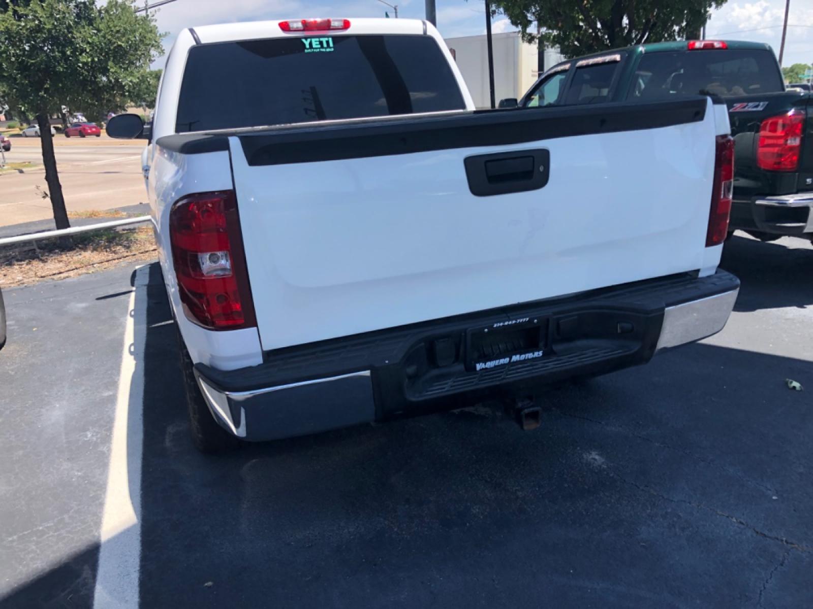 2010 white Chevrolet Silverado 1500 LT1 Crew Cab 4WD (3GCRKSE31AG) with an 5.3L V8 OHV 16V FFV engine, 4-Speed Automatic transmission, located at 301 S.first st, garland , TX, 75040, (972) 272-8878, 32.910500, -96.631042 - Photo #4