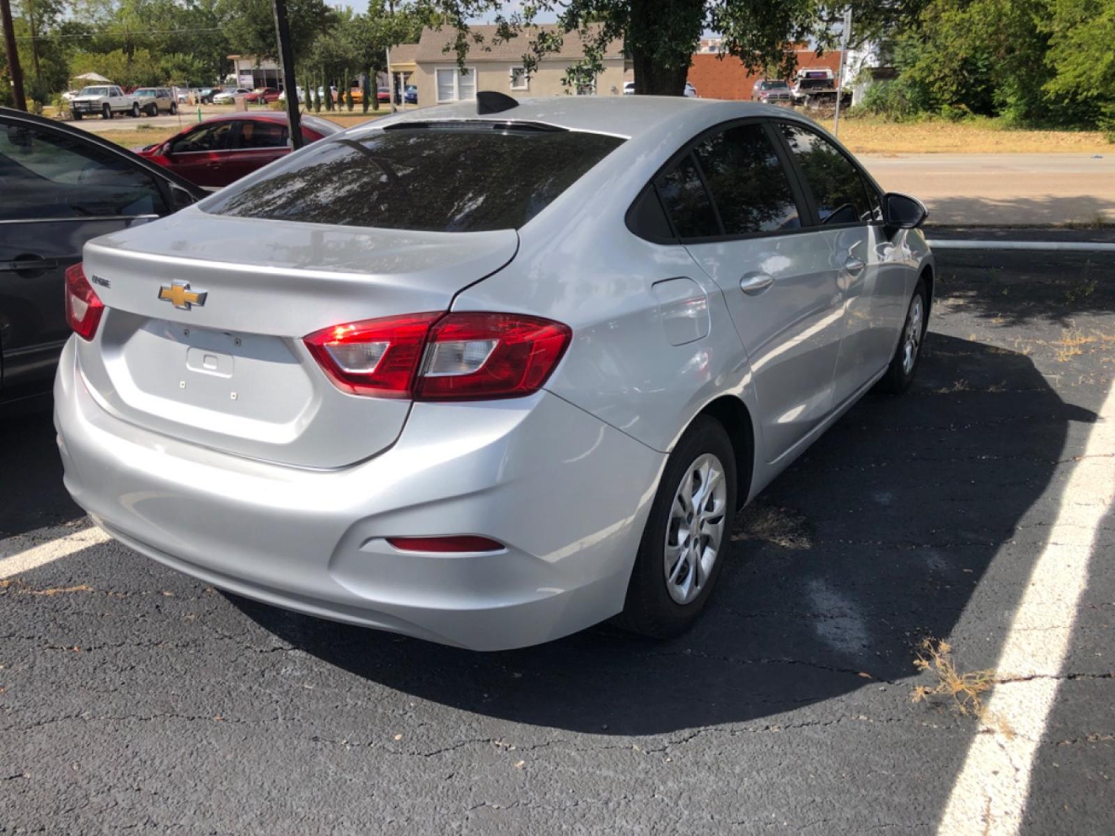 2019 Silver Chevrolet Cruze LS (1G1BJ5SM7K7) with an 1.4L L4 DOHC 16V TURBO engine, CVT transmission, located at 301 S.first st, garland , TX, 75040, (972) 272-8878, 32.910500, -96.631042 - Photo #3
