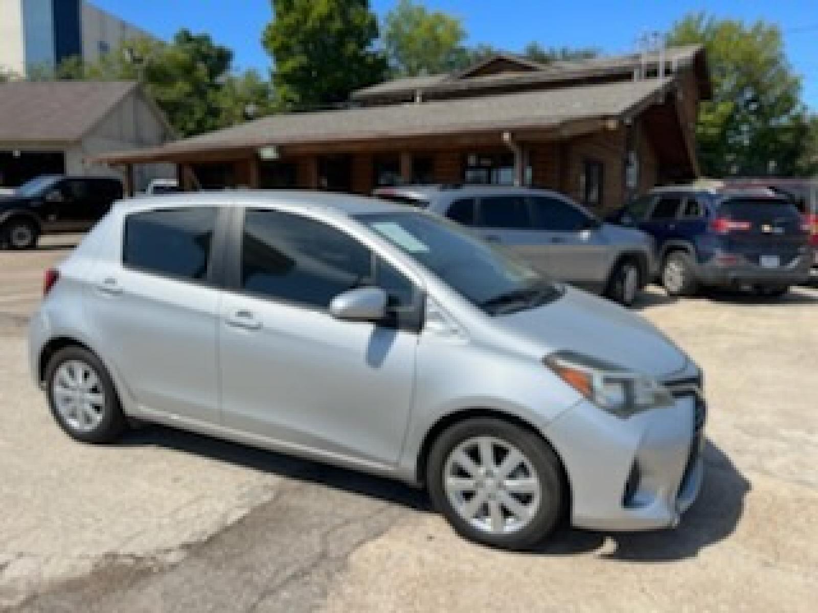 2015 Silver Toyota Yaris LE 5-Door AT (VNKKTUD30FA) with an 1.5L L4 DOHC 16V engine, 4-Speed Automatic transmission, located at 301 S.first st, garland , TX, 75040, (972) 272-8878, 32.910500, -96.631042 - Photo #3