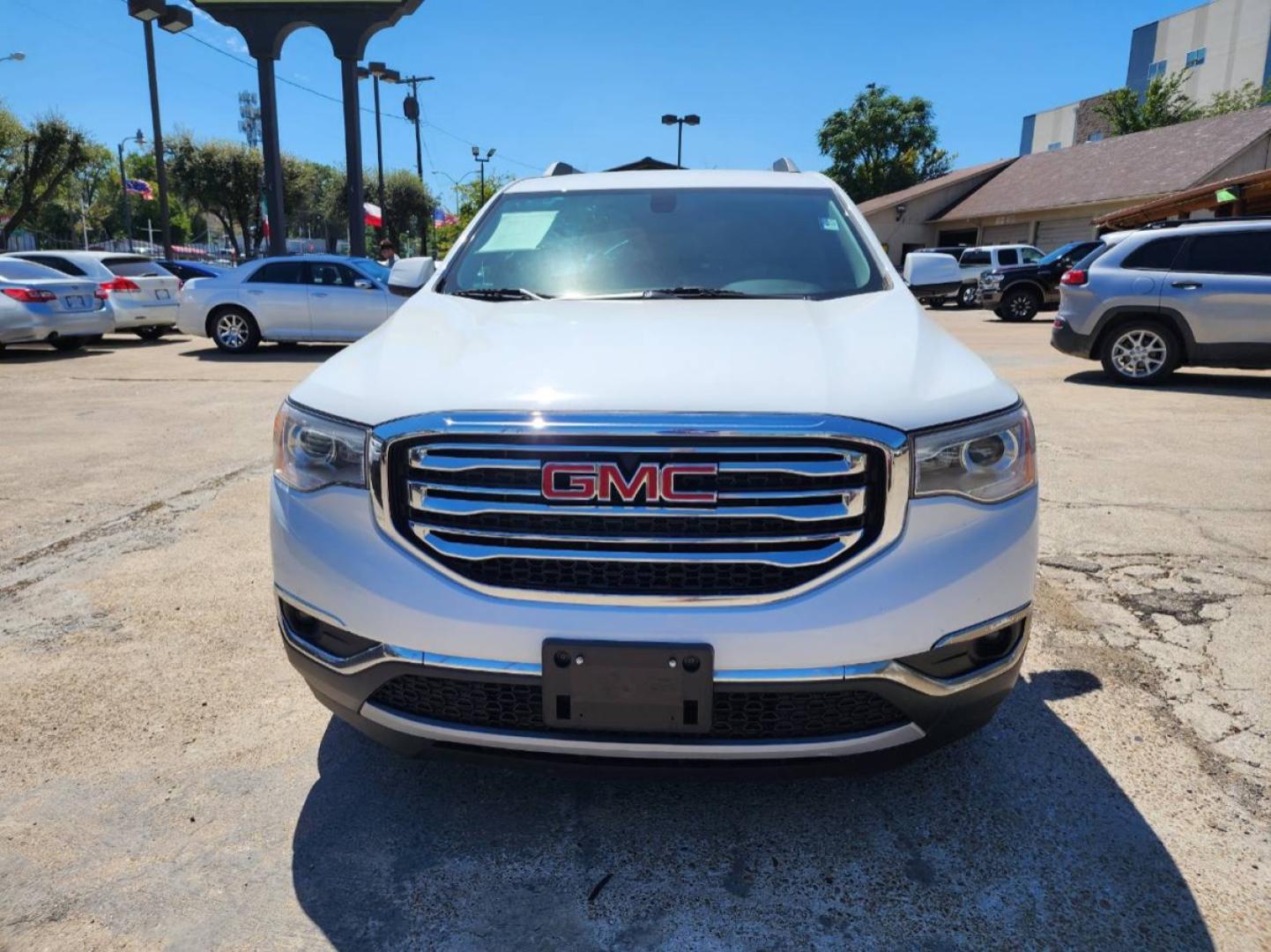 2018 white GMC Acadia SLE-2 AWD (1GKKNSLS4JZ) with an 3.6L V6 DOHC 24V engine, 6A transmission, located at 301 S.first st, garland , TX, 75040, (972) 272-8878, 32.910500, -96.631042 - Photo#1