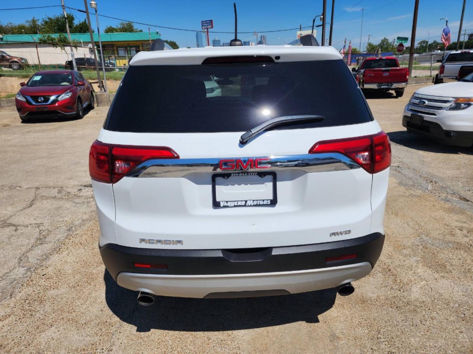 2018 white GMC Acadia SLE-2 AWD (1GKKNSLS4JZ) with an 3.6L V6 DOHC 24V engine, 6A transmission, located at 301 S.first st, garland , TX, 75040, (972) 272-8878, 32.910500, -96.631042 - Photo #4