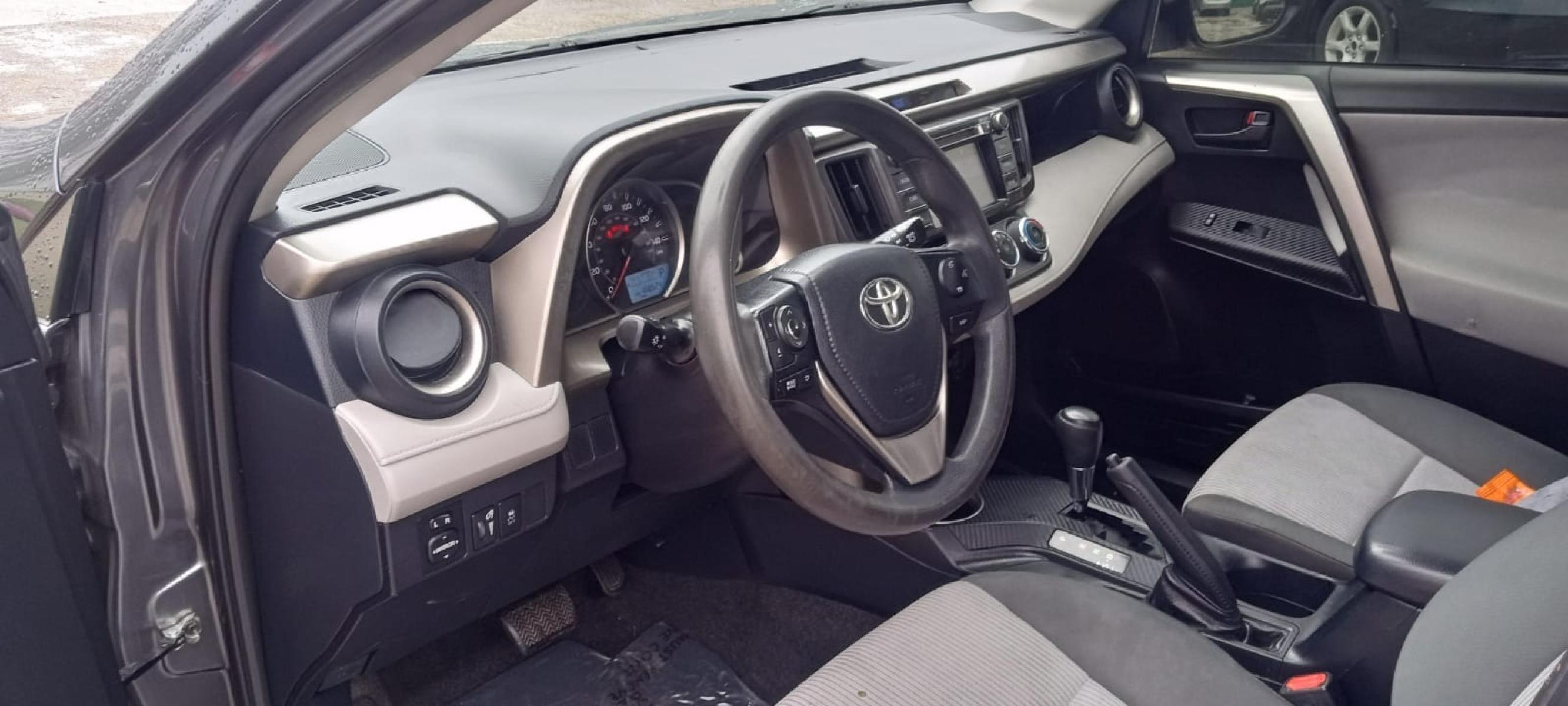 2015 Toyota RAV4 LE FWD (JTMZFREV5FD) with an 2.5L L4 DOHC 16V engine, 6-Speed Automatic transmission, located at 945 E. Jefferson Blvd, Dallas, TX, 75203, (214) 943-7777, 32.752514, -96.811630 - Photo #4
