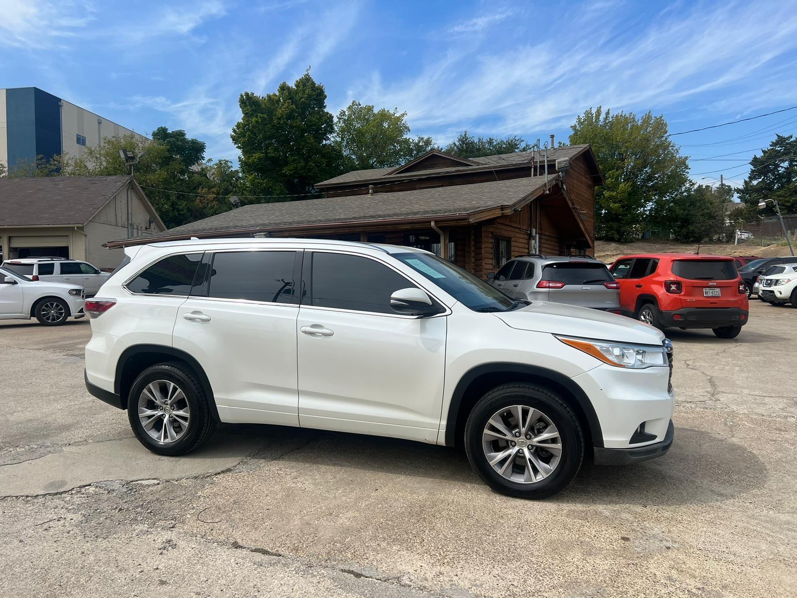 2014 Toyota Highlander XLE FWD V6 (Q) with an 3.5L V6 DOHC 24V engine, 6-Speed Automatic transmission, located at 945 E. Jefferson Blvd, Dallas, TX, 75203, (214) 943-7777, 32.752514, -96.811630 - Photo #1