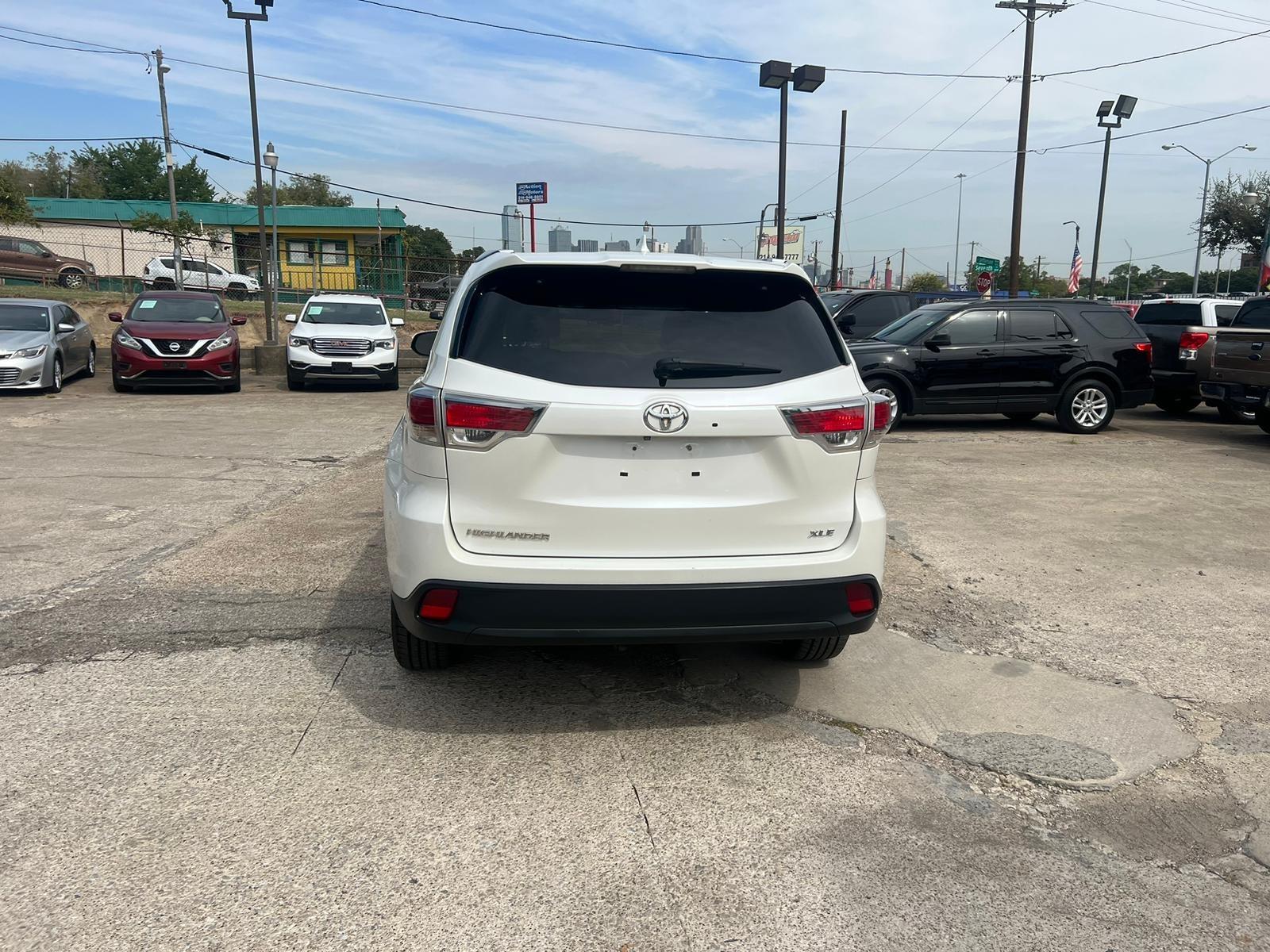 2014 Toyota Highlander XLE FWD V6 (Q) with an 3.5L V6 DOHC 24V engine, 6-Speed Automatic transmission, located at 945 E. Jefferson Blvd, Dallas, TX, 75203, (214) 943-7777, 32.752514, -96.811630 - Photo #2