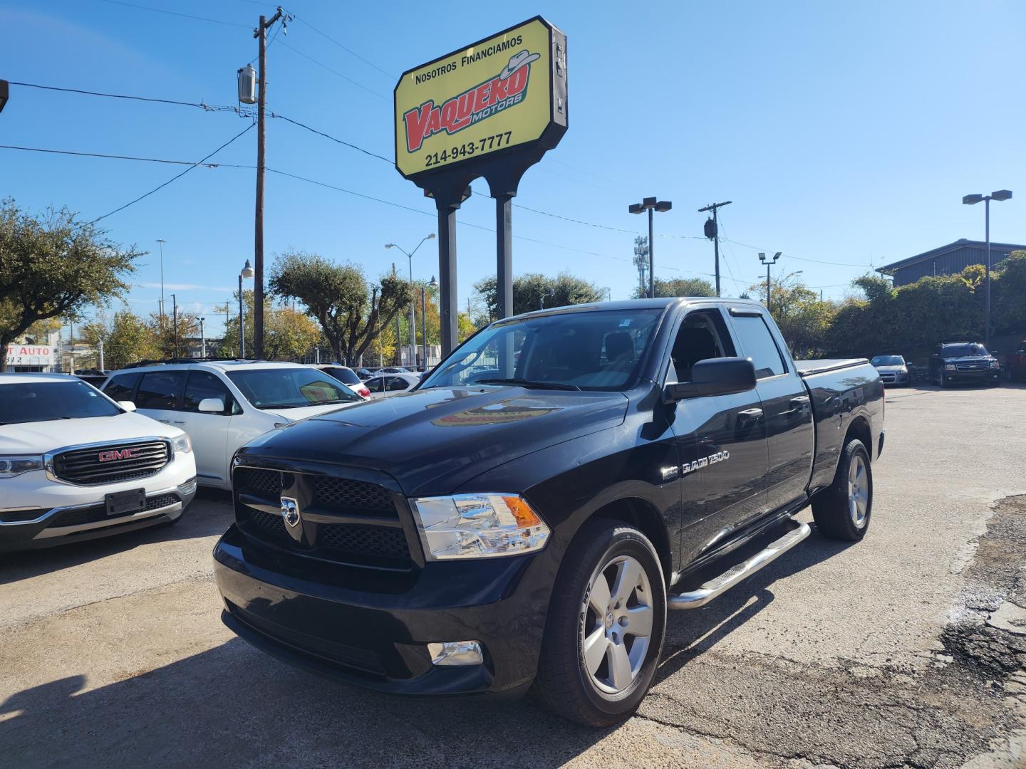 2012 Dodge Ram 1500 ST Quad Cab 4WD (1C6RD7FT2CS) with an 5.7L V8 OHV 16V engine, 6-Speed Automatic transmission, located at 945 E. Jefferson Blvd, Dallas, TX, 75203, (214) 943-7777, 32.752514, -96.811630 - Photo#0