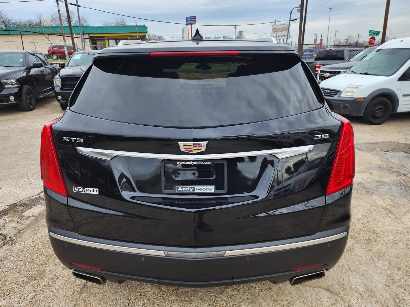 2017 Cadillac XT5 Luxury (1GYKNBRS0HZ) with an 3.6L V6 DOHC 24V engine, 8A transmission, located at 945 E. Jefferson Blvd, Dallas, TX, 75203, (214) 943-7777, 32.752514, -96.811630 - Photo#3