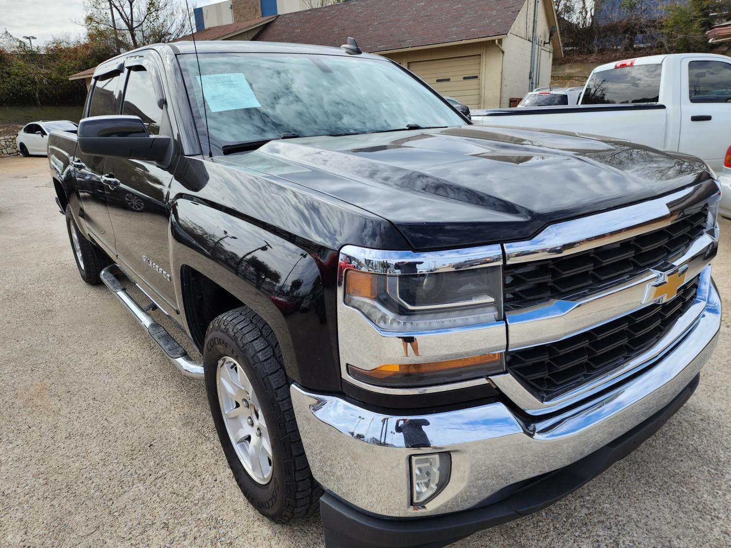 2017 Chevrolet Silverado 1500 LT Double Cab 2WD (1GCRCREH8HZ) with an 4.3L V6 OHV 12V engine, 6A transmission, located at 945 E. Jefferson Blvd, Dallas, TX, 75203, (214) 943-7777, 32.752514, -96.811630 - Photo#2