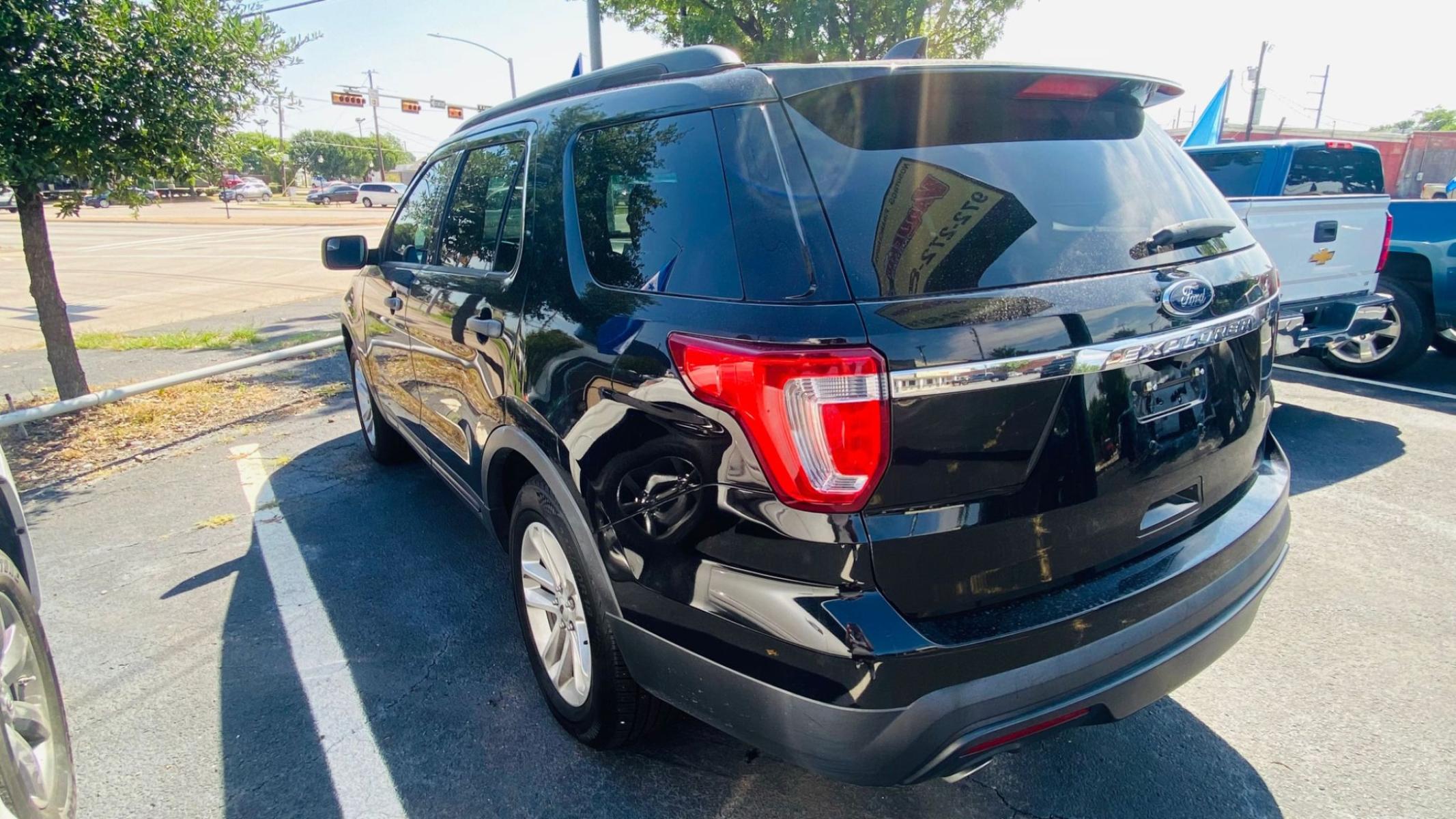 2016 Ford Explorer Base FWD (1FM5K7B8XGG) with an 3.5L V6 DOHC 24V engine, 6A transmission, located at 301 S.first st, garland , TX, 75040, (972) 272-8878, 32.910500, -96.631042 - Photo #2