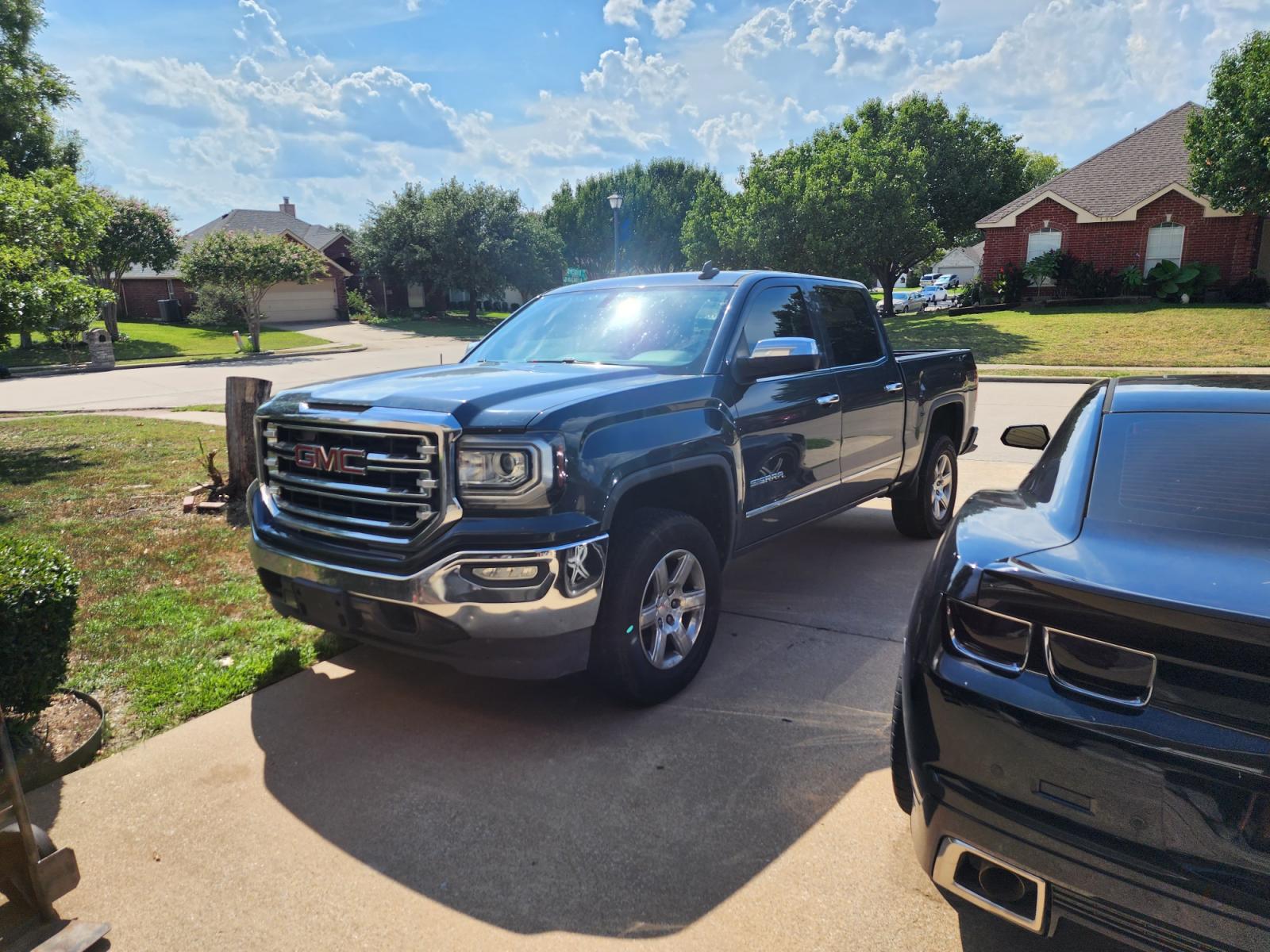 2017 GMC Sierra 1500 SLT Crew Cab Long Box 2WD (3GTP1NEC0HG) with an 5.3L V8 OHV 16V engine, 6A transmission, located at 945 E. Jefferson Blvd, Dallas, TX, 75203, (214) 943-7777, 32.752514, -96.811630 - Photo #0