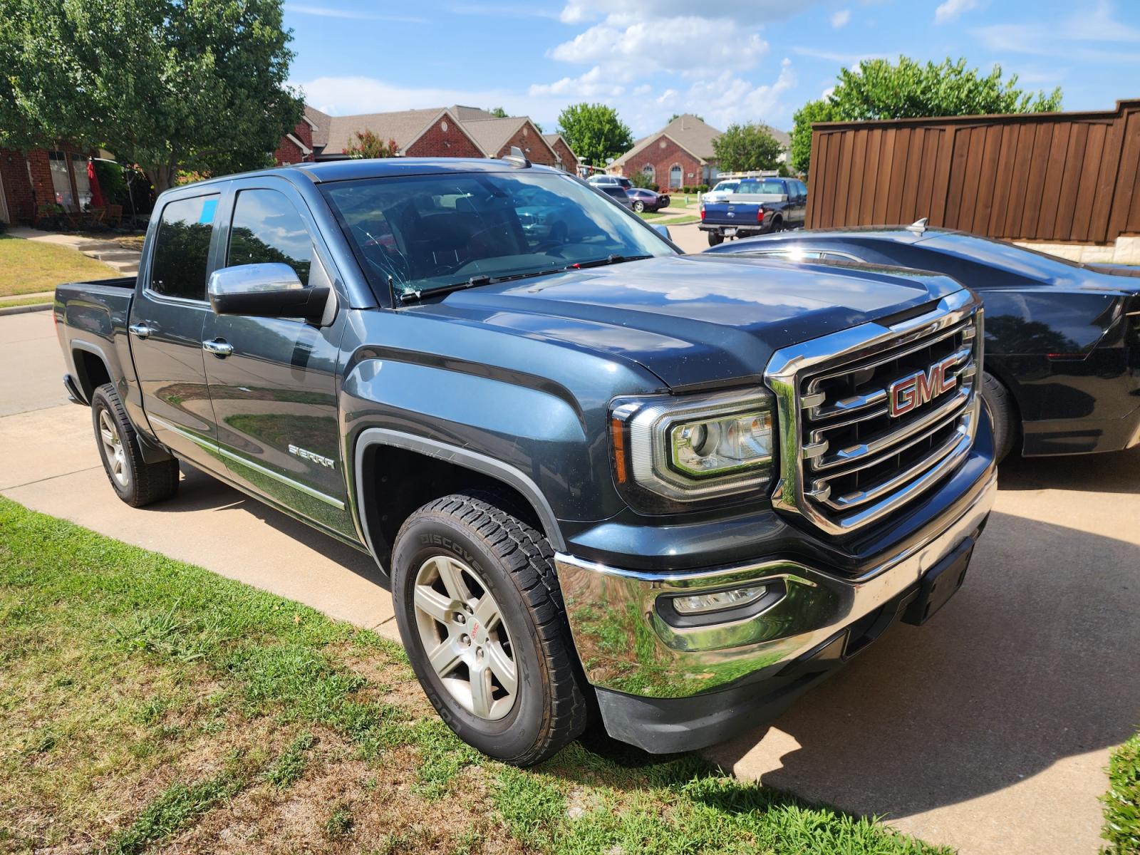 2017 GMC Sierra 1500 SLT Crew Cab Long Box 2WD (3GTP1NEC0HG) with an 5.3L V8 OHV 16V engine, 6A transmission, located at 945 E. Jefferson Blvd, Dallas, TX, 75203, (214) 943-7777, 32.752514, -96.811630 - Photo #1