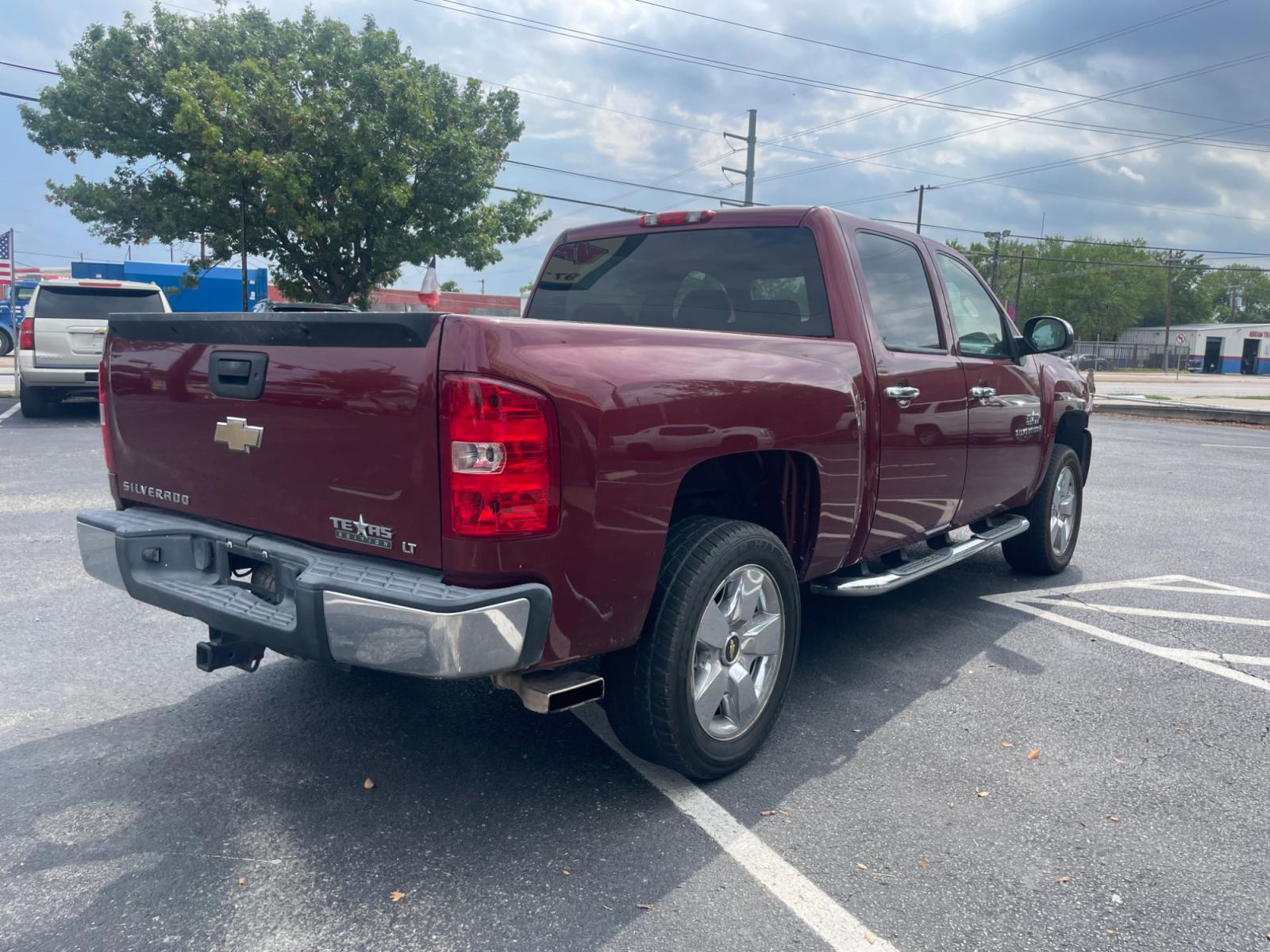 2009 Chevrolet Silverado 1500 LT1 Crew Cab 2WD (3GCEC23J79G) with an 5.3L V8 OHV 16V engine, 4-Speed Automatic transmission, located at 301 S.first st, garland , TX, 75040, (972) 272-8878, 32.910500, -96.631042 - Photo #2