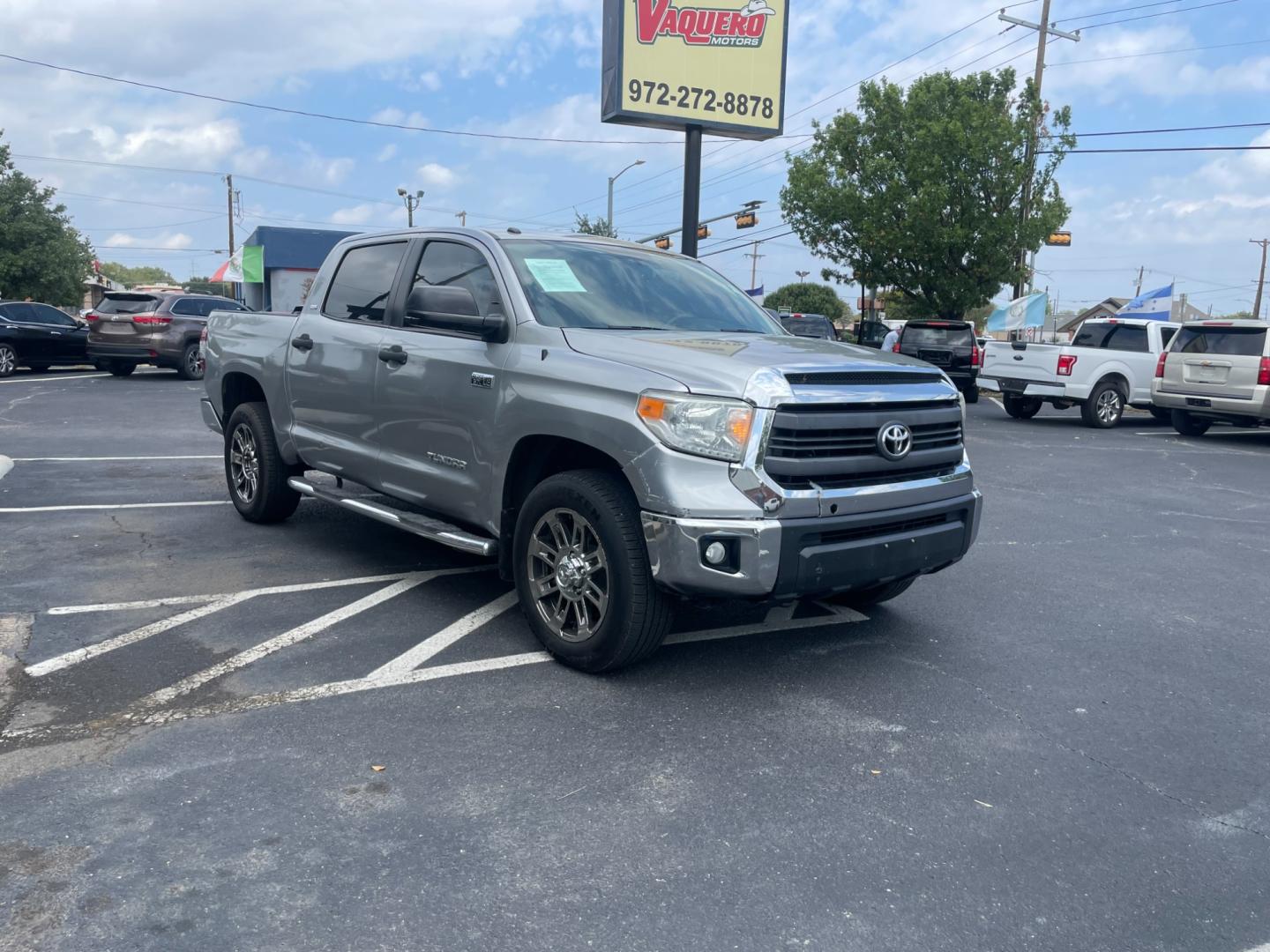 2015 Toyota Tundra SR5 5.7L V8 FFV CrewMax 4WD (5TFDW5F15FX) with an 5.7L V8 DOHC 32V FFV engine, 6-Speed Automatic transmission, located at 301 S.first st, garland , TX, 75040, (972) 272-8878, 32.910500, -96.631042 - Photo#3