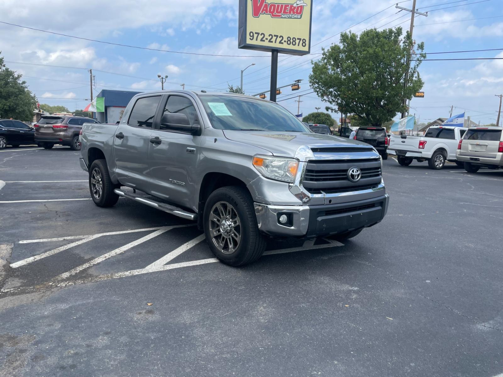 2015 Toyota Tundra SR5 5.7L V8 FFV CrewMax 4WD (5TFDW5F15FX) with an 5.7L V8 DOHC 32V FFV engine, 6-Speed Automatic transmission, located at 301 S.first st, garland , TX, 75040, (972) 272-8878, 32.910500, -96.631042 - Photo #3