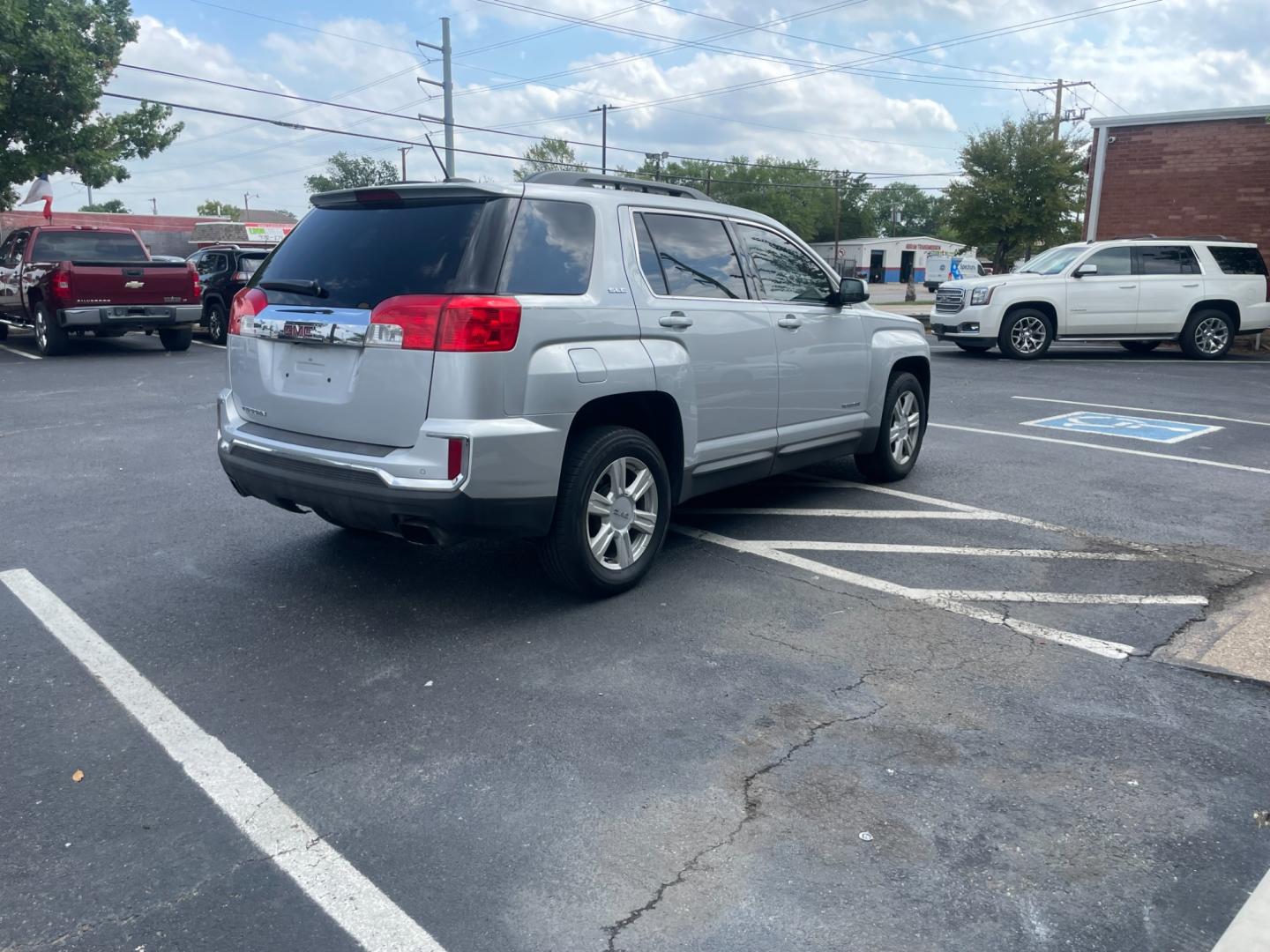 2016 GMC Terrain SLE2 FWD (2GKFLNE3XG6) with an 3.6L V6 DOHC 24V engine, 6A transmission, located at 945 E. Jefferson Blvd, Dallas, TX, 75203, (214) 943-7777, 32.752514, -96.811630 - Photo#2