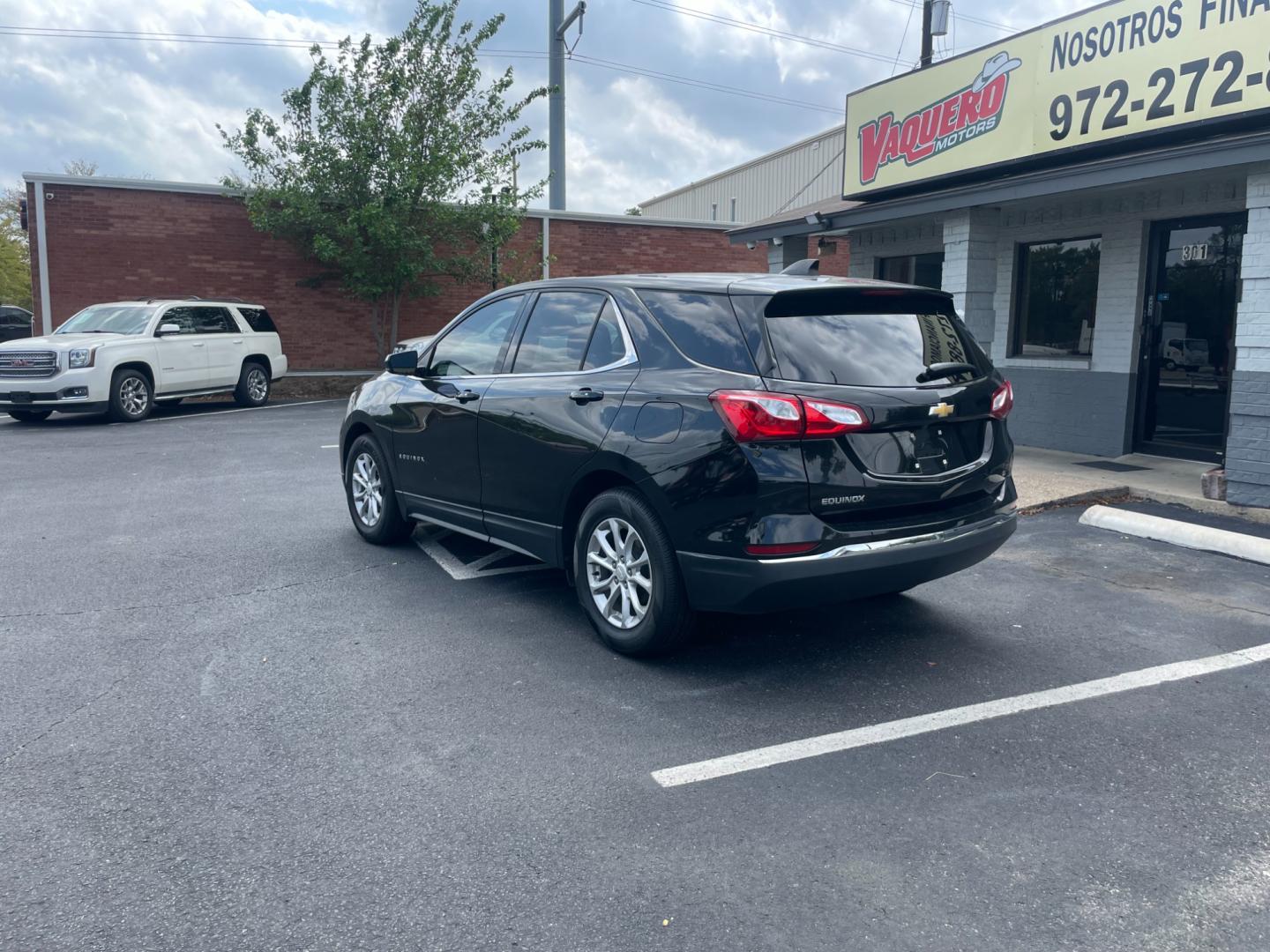 2018 Chevrolet Equinox LT 2WD (2GNAXJEV3J6) with an 1.5L L4 DIR DOHC 16V TURBO engine, 6A transmission, located at 301 S.first st, garland , TX, 75040, (972) 272-8878, 32.910500, -96.631042 - Photo#1