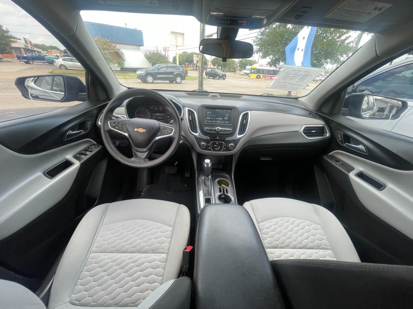 2018 Chevrolet Equinox LT 2WD (2GNAXJEV3J6) with an 1.5L L4 DIR DOHC 16V TURBO engine, 6A transmission, located at 301 S.first st, garland , TX, 75040, (972) 272-8878, 32.910500, -96.631042 - Photo#4