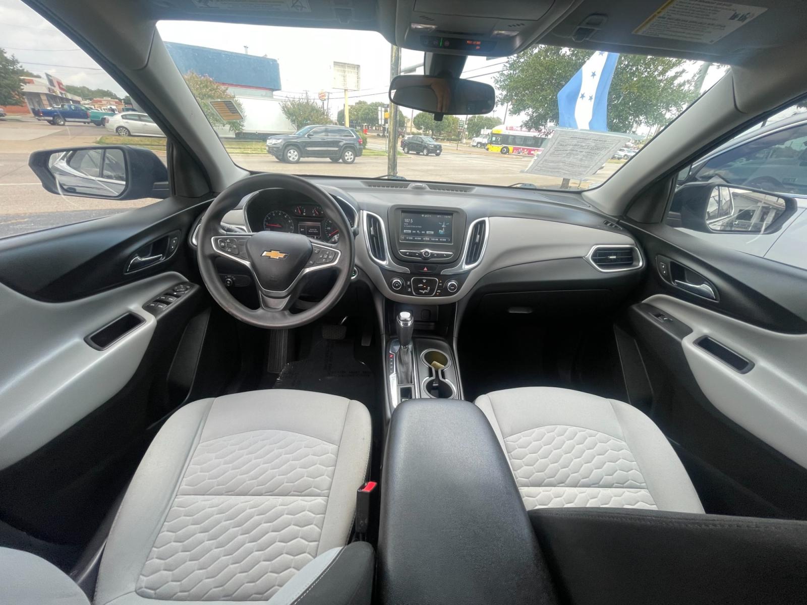 2018 Chevrolet Equinox LT 2WD (2GNAXJEV3J6) with an 1.5L L4 DIR DOHC 16V TURBO engine, 6A transmission, located at 301 S.first st, garland , TX, 75040, (972) 272-8878, 32.910500, -96.631042 - Photo #4