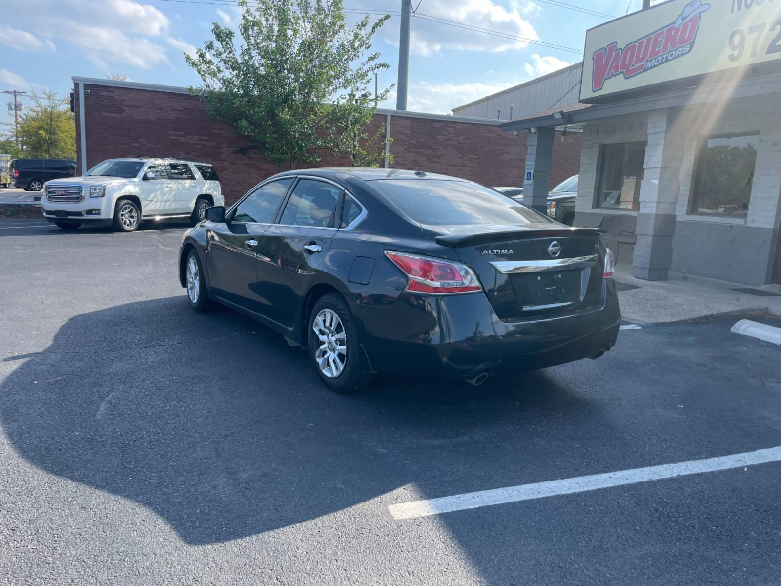 2015 Nissan Altima 2.5 S (1N4AL3AP4FC) with an 2.5L L4 DOHC 16V engine, Continuously Variable Transmission transmission, located at 301 S.first st, garland , TX, 75040, (972) 272-8878, 32.910500, -96.631042 - Photo #1