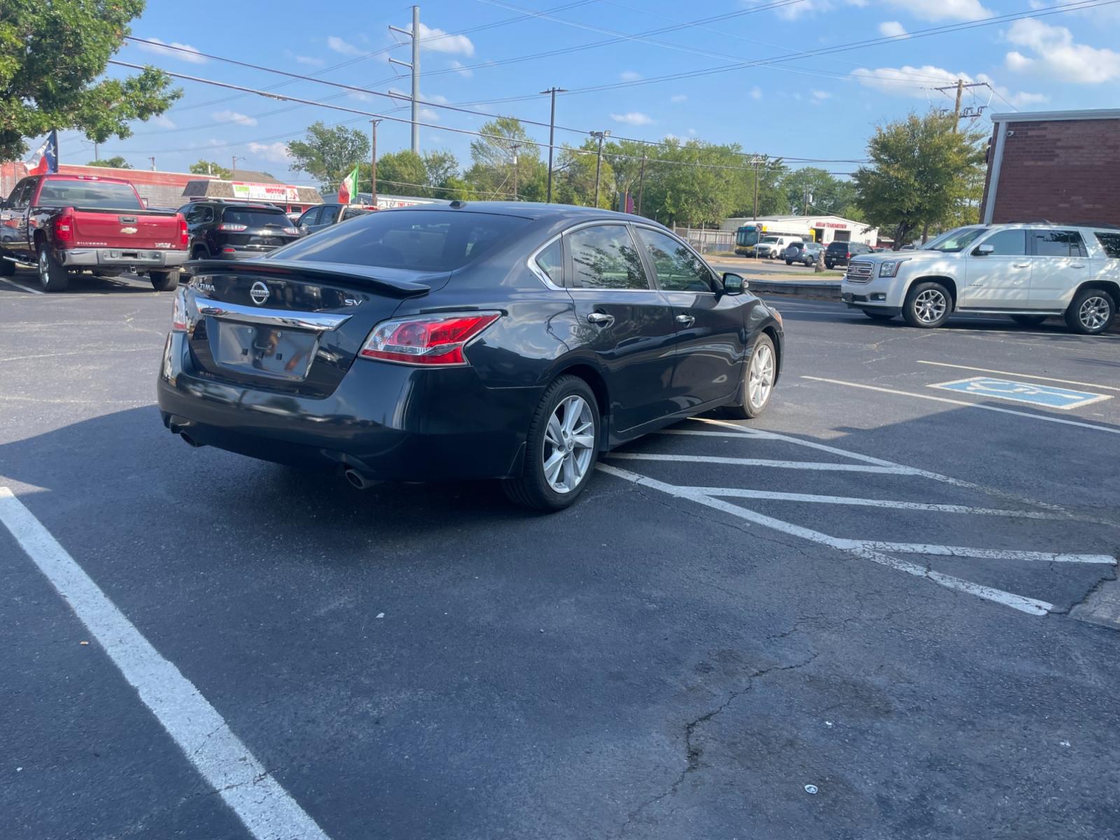 2015 Nissan Altima 2.5 S (1N4AL3AP4FC) with an 2.5L L4 DOHC 16V engine, Continuously Variable Transmission transmission, located at 301 S.first st, garland , TX, 75040, (972) 272-8878, 32.910500, -96.631042 - Photo #2