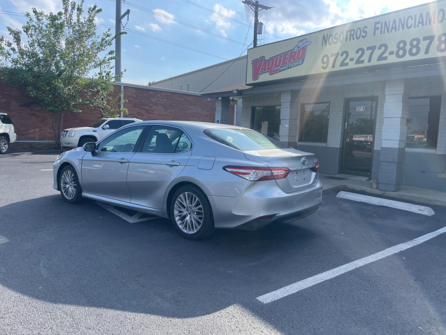 2018 Toyota Camry LE (4T1B11HK4JU) with an 2.5L L4 DOHC 16V engine, 8A transmission, located at 301 S.first st, garland , TX, 75040, (972) 272-8878, 32.910500, -96.631042 - Photo#1