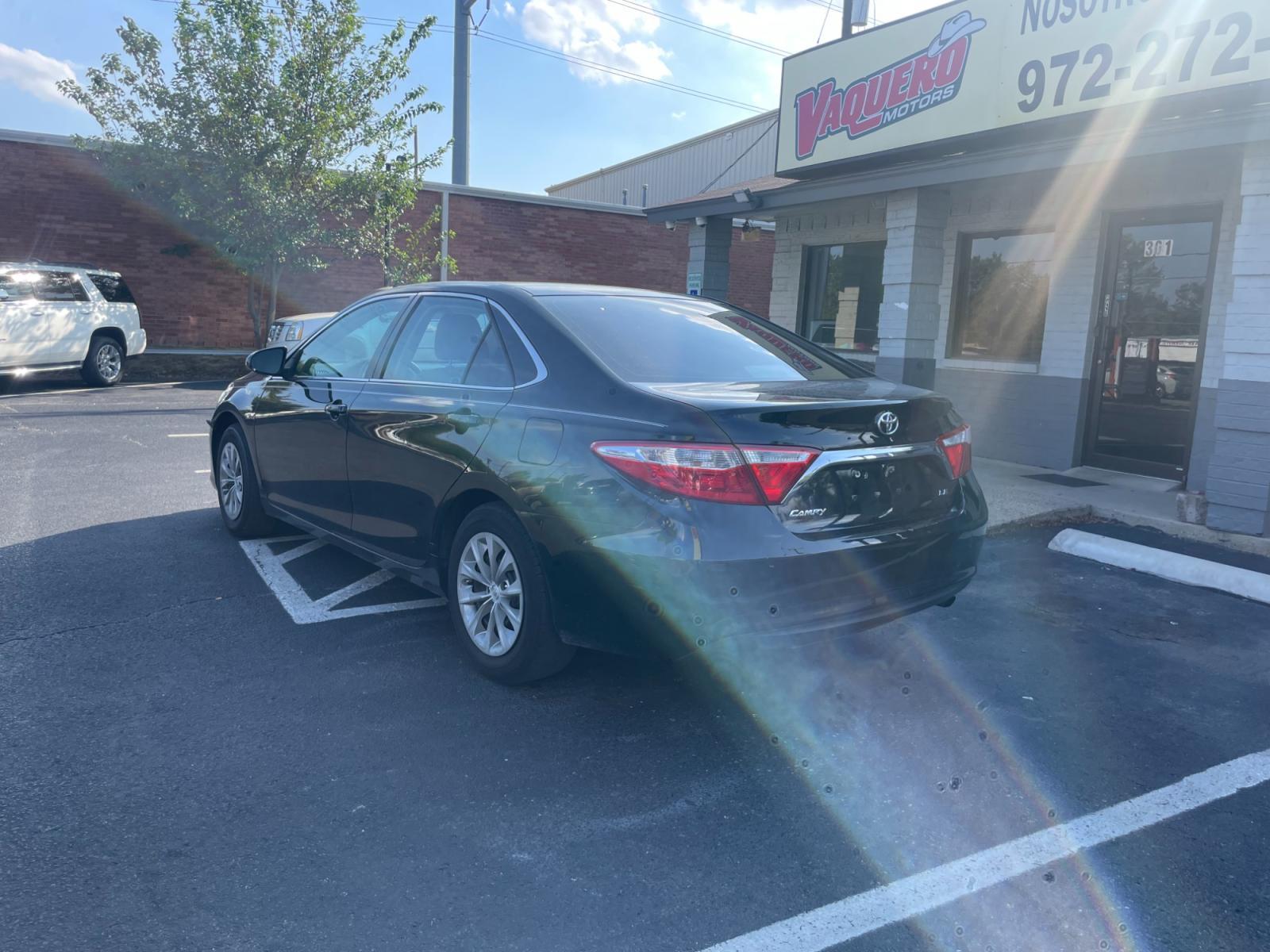 2015 Toyota Camry SE (4T1BF1FKXFU) with an 2.5L L4 DOHC 16V engine, 6-Speed Automatic transmission, located at 301 S.first st, garland , TX, 75040, (972) 272-8878, 32.910500, -96.631042 - Photo #1