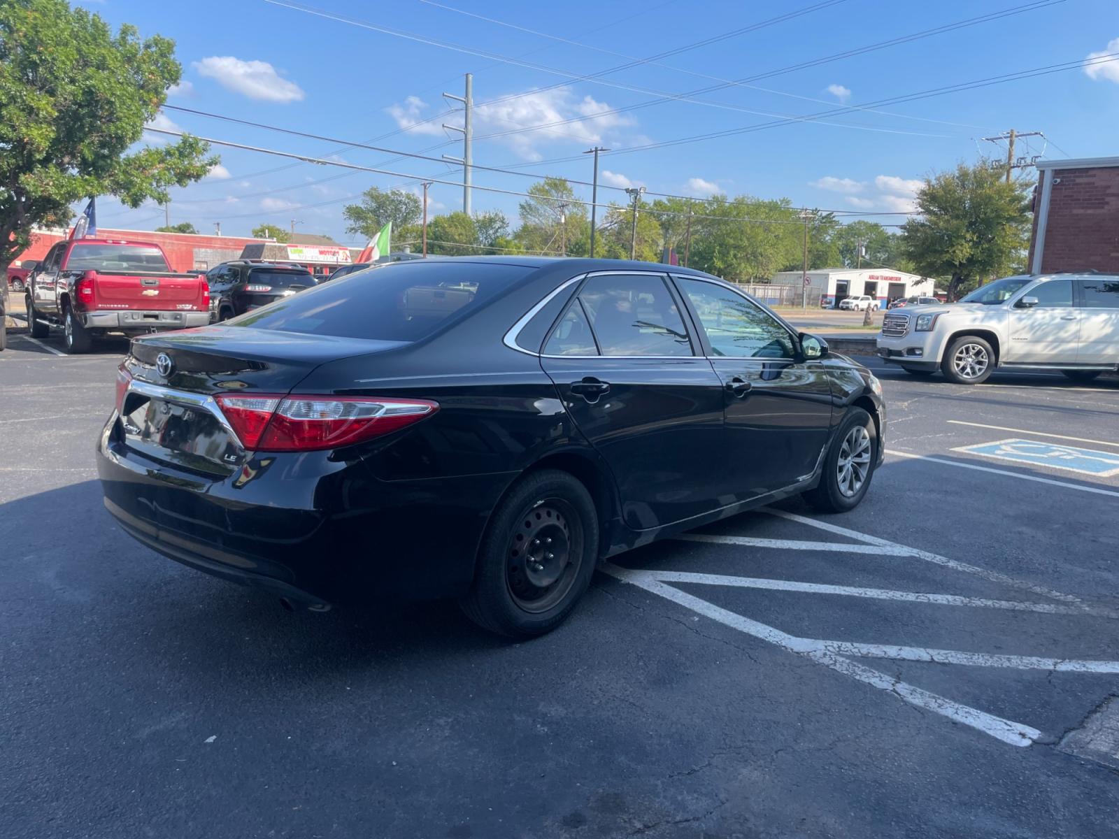 2015 Toyota Camry SE (4T1BF1FKXFU) with an 2.5L L4 DOHC 16V engine, 6-Speed Automatic transmission, located at 301 S.first st, garland , TX, 75040, (972) 272-8878, 32.910500, -96.631042 - Photo #2