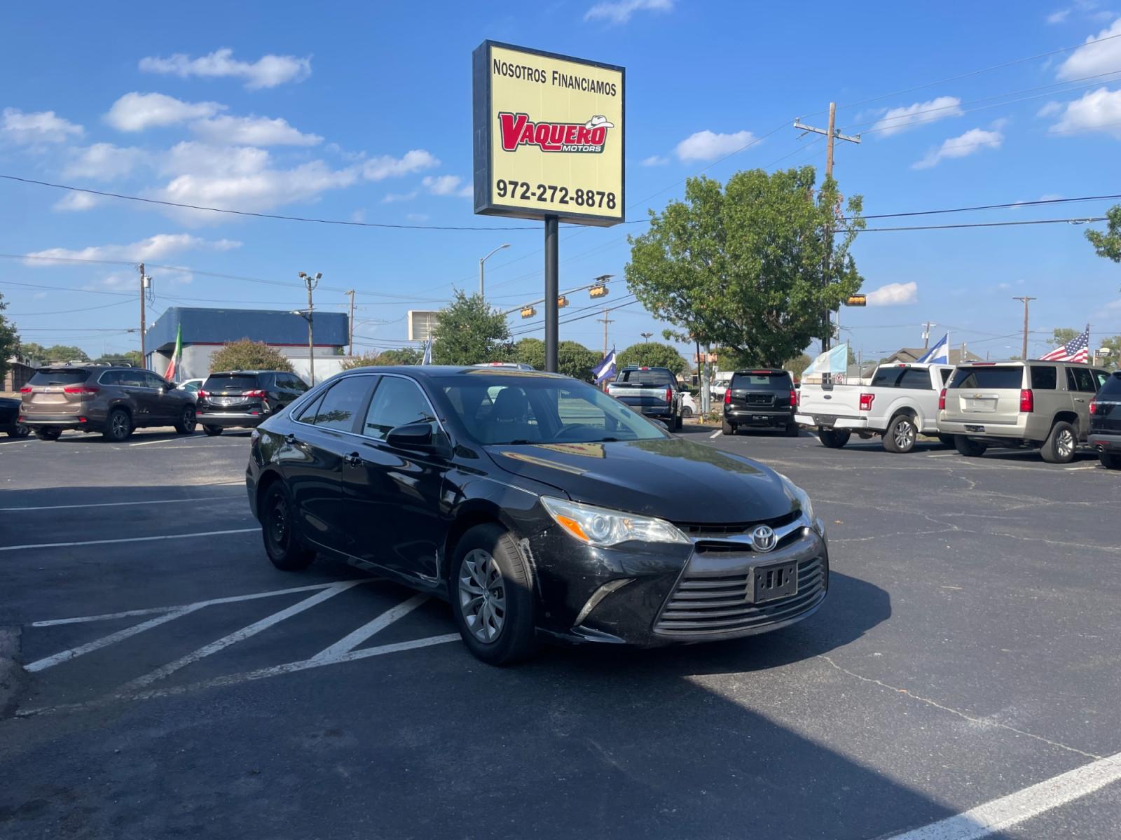 2015 Toyota Camry SE (4T1BF1FKXFU) with an 2.5L L4 DOHC 16V engine, 6-Speed Automatic transmission, located at 301 S.first st, garland , TX, 75040, (972) 272-8878, 32.910500, -96.631042 - Photo #3