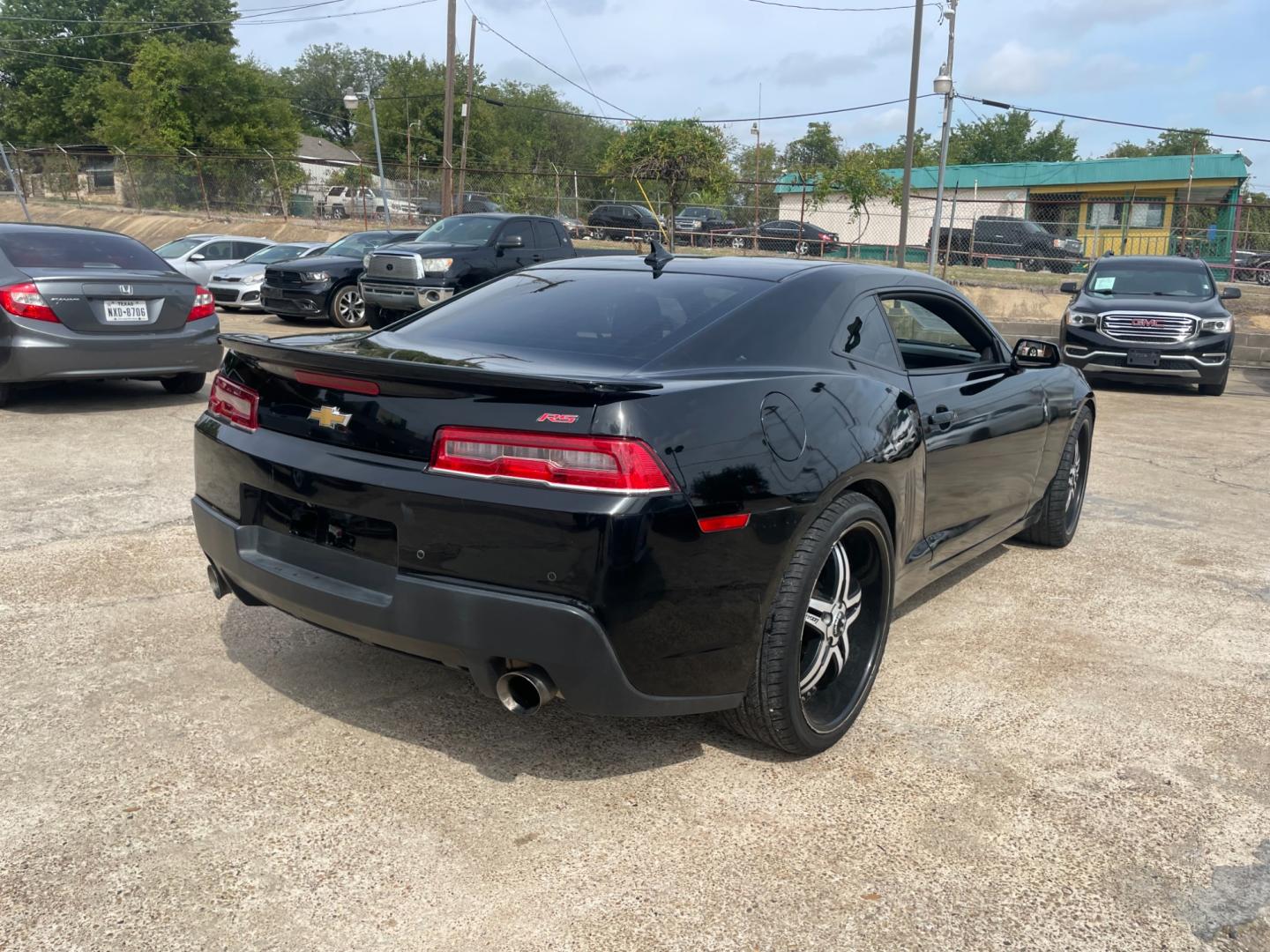 2015 Chevrolet Camaro 1LT Coupe (2G1FD1E36F9) with an 3.6L V6 DOHC 24V FFV engine, 6-Speed Automatic transmission, located at 945 E. Jefferson Blvd, Dallas, TX, 75203, (214) 943-7777, 32.752514, -96.811630 - Photo#2