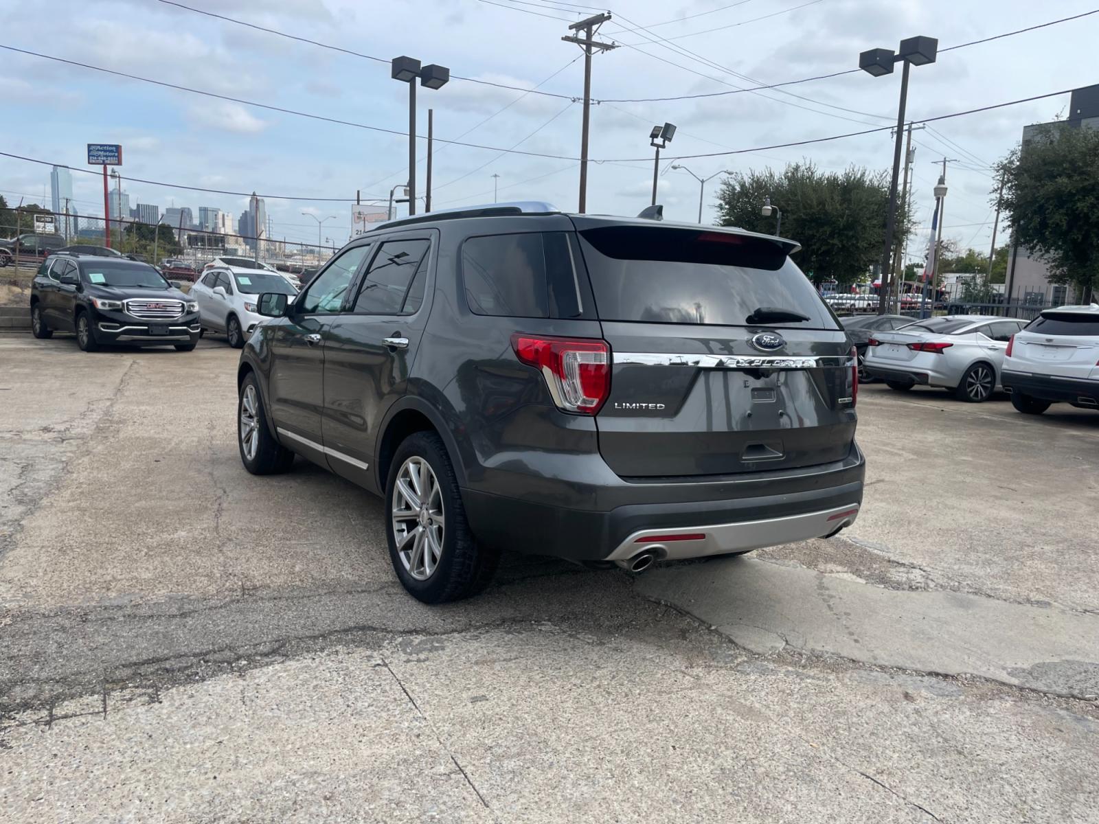 2016 Ford Explorer Limited FWD (1FM5K7F85GG) with an 3.5L V6 DOHC 24V engine, 6-Speed Automatic transmission, located at 945 E. Jefferson Blvd, Dallas, TX, 75203, (214) 943-7777, 32.752514, -96.811630 - Photo #1