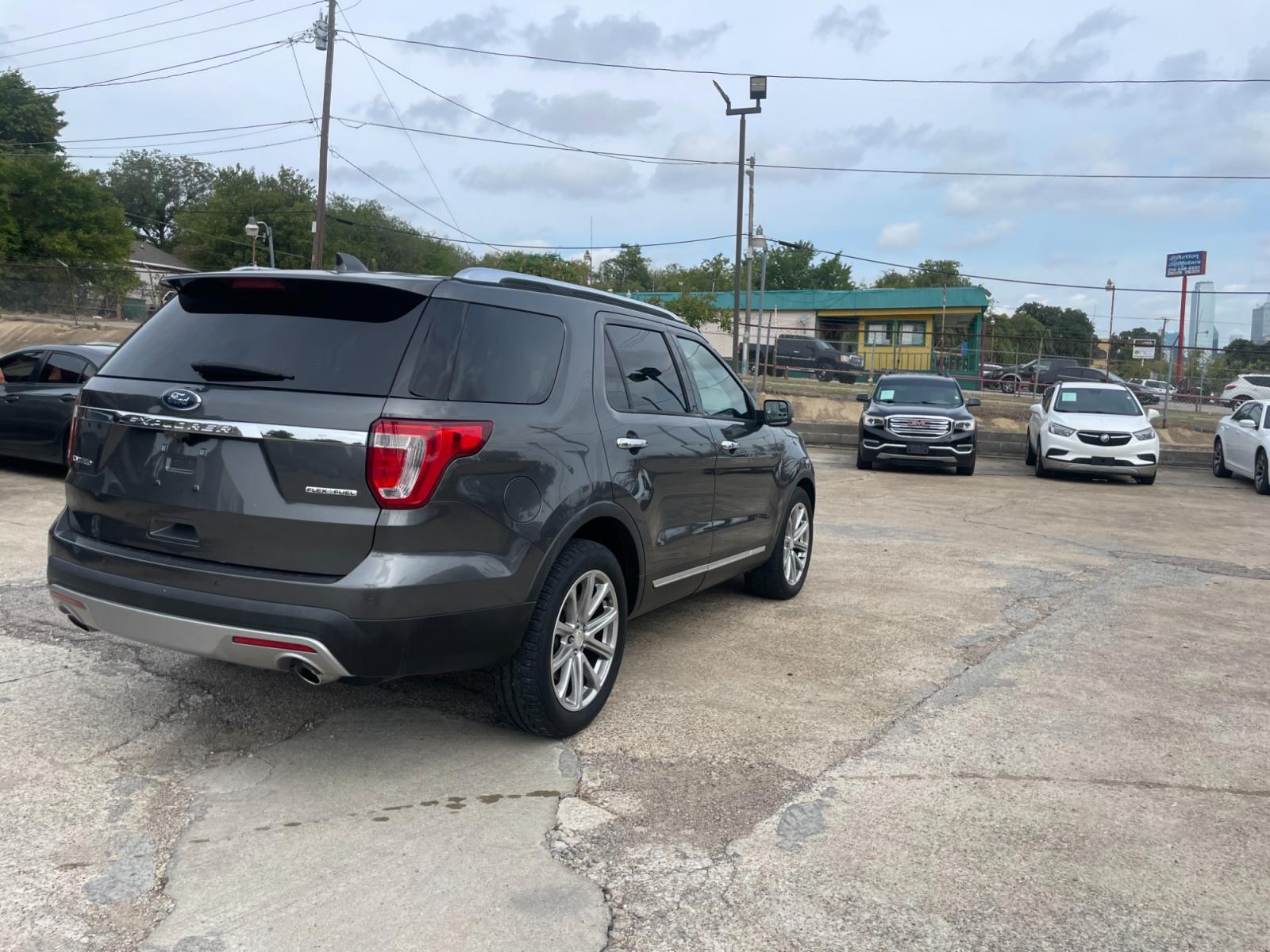 2016 Ford Explorer Limited FWD (1FM5K7F85GG) with an 3.5L V6 DOHC 24V engine, 6-Speed Automatic transmission, located at 945 E. Jefferson Blvd, Dallas, TX, 75203, (214) 943-7777, 32.752514, -96.811630 - Photo #2