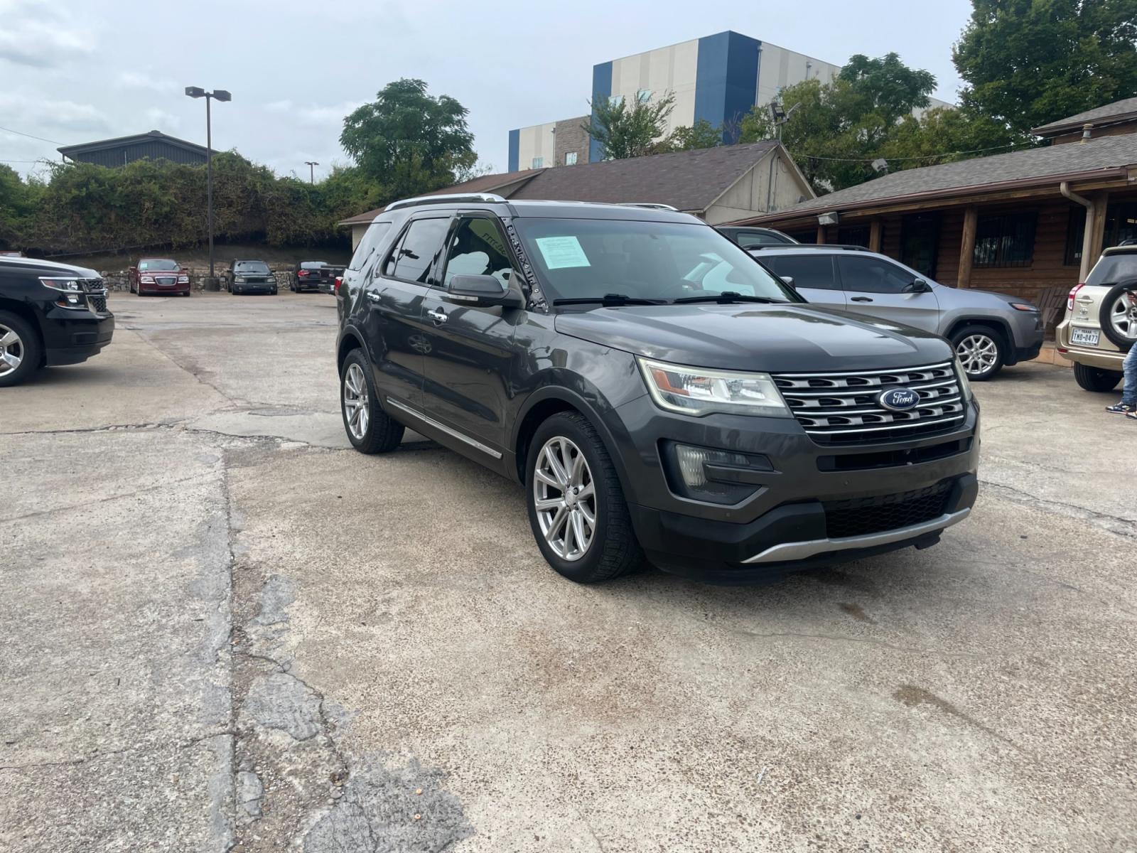 2016 Ford Explorer Limited FWD (1FM5K7F85GG) with an 3.5L V6 DOHC 24V engine, 6-Speed Automatic transmission, located at 945 E. Jefferson Blvd, Dallas, TX, 75203, (214) 943-7777, 32.752514, -96.811630 - Photo #3