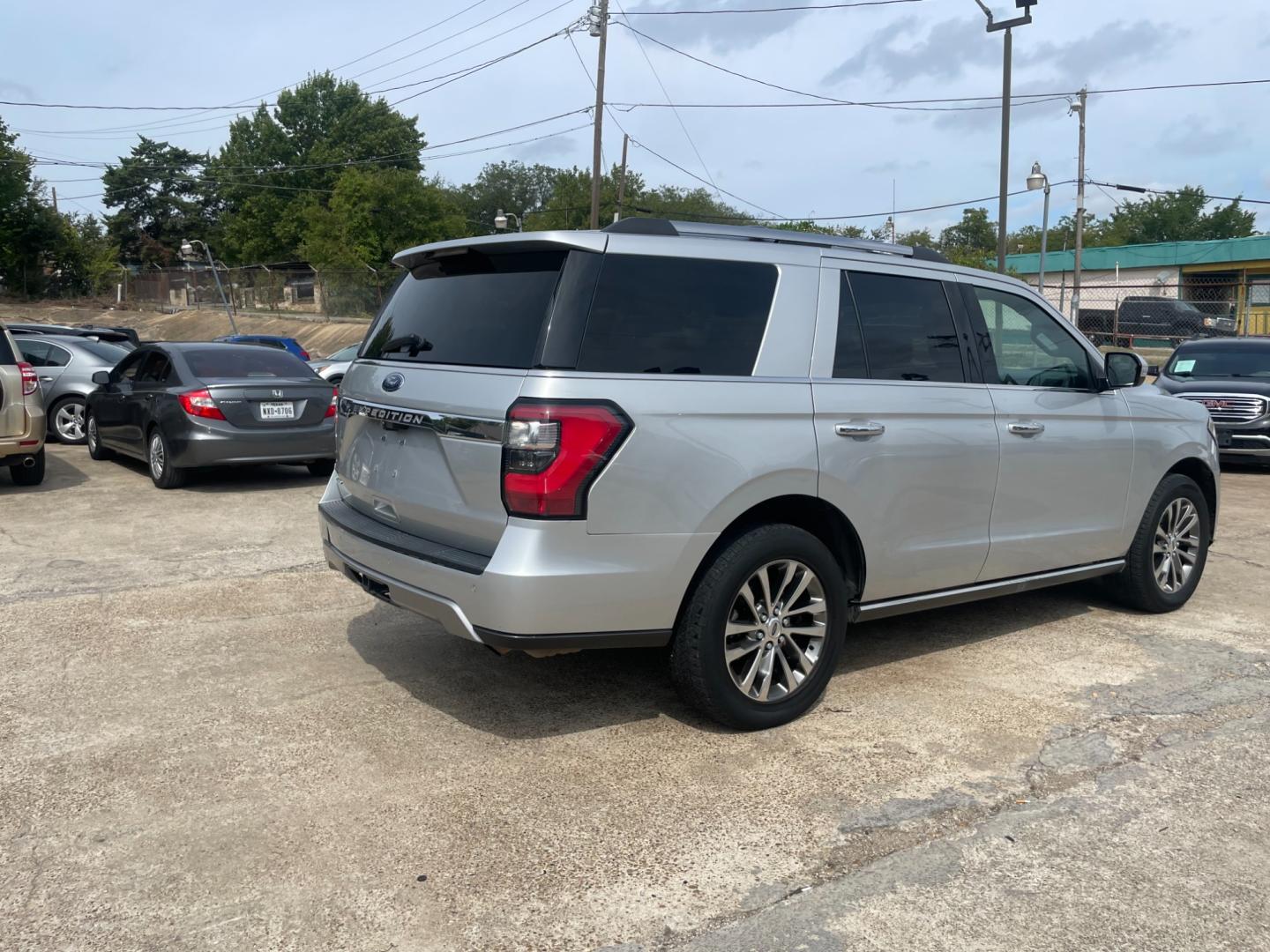2018 Ford Expedition Limited 2WD (1FMJU1KT2JE) with an 3.5L V6 DOHC 24V FFV engine, 6A transmission, located at 945 E. Jefferson Blvd, Dallas, TX, 75203, (214) 943-7777, 32.752514, -96.811630 - Photo#2