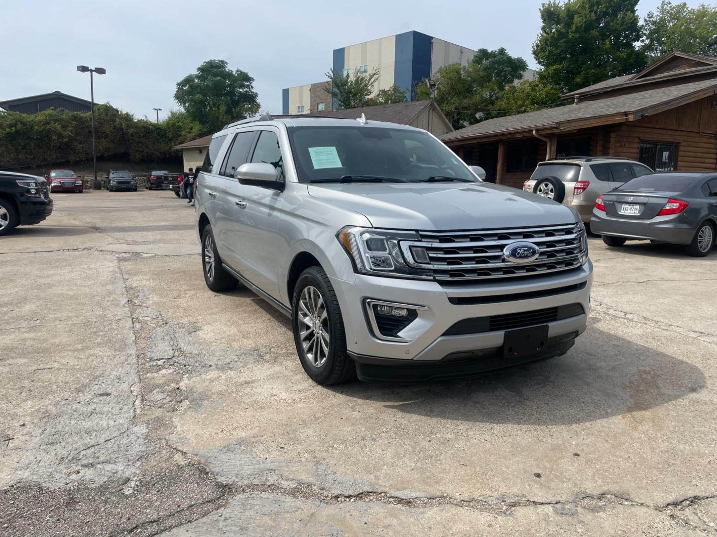 2018 Ford Expedition Limited 2WD (1FMJU1KT2JE) with an 3.5L V6 DOHC 24V FFV engine, 6A transmission, located at 945 E. Jefferson Blvd, Dallas, TX, 75203, (214) 943-7777, 32.752514, -96.811630 - Photo#3
