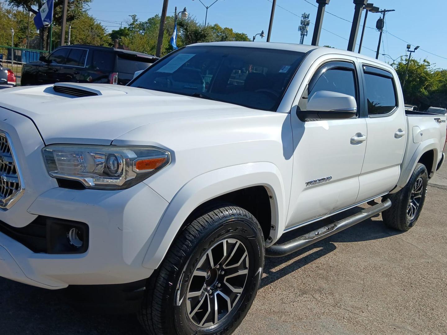 2017 white Toyota Tacoma SR5 Double Cab Long Bed V6 6AT 2WD (3TMAZ5CN9HM) with an 3.6L V6 DOHC 24V engine, 6A transmission, located at 945 E. Jefferson Blvd, Dallas, TX, 75203, (214) 943-7777, 32.752514, -96.811630 - Photo#0