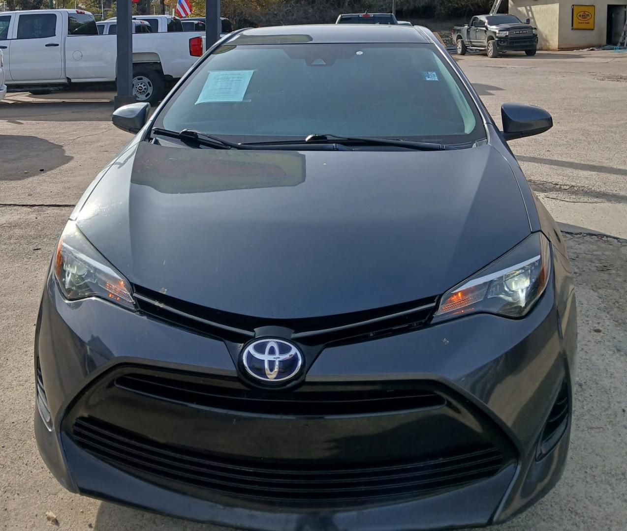 2018 Gray Toyota Corolla SE 6M (5YFBURHE7JP) with an 1.8L L4 DOHC 16V engine, 6M transmission, located at 945 E. Jefferson Blvd, Dallas, TX, 75203, (214) 943-7777, 32.752514, -96.811630 - Photo#1