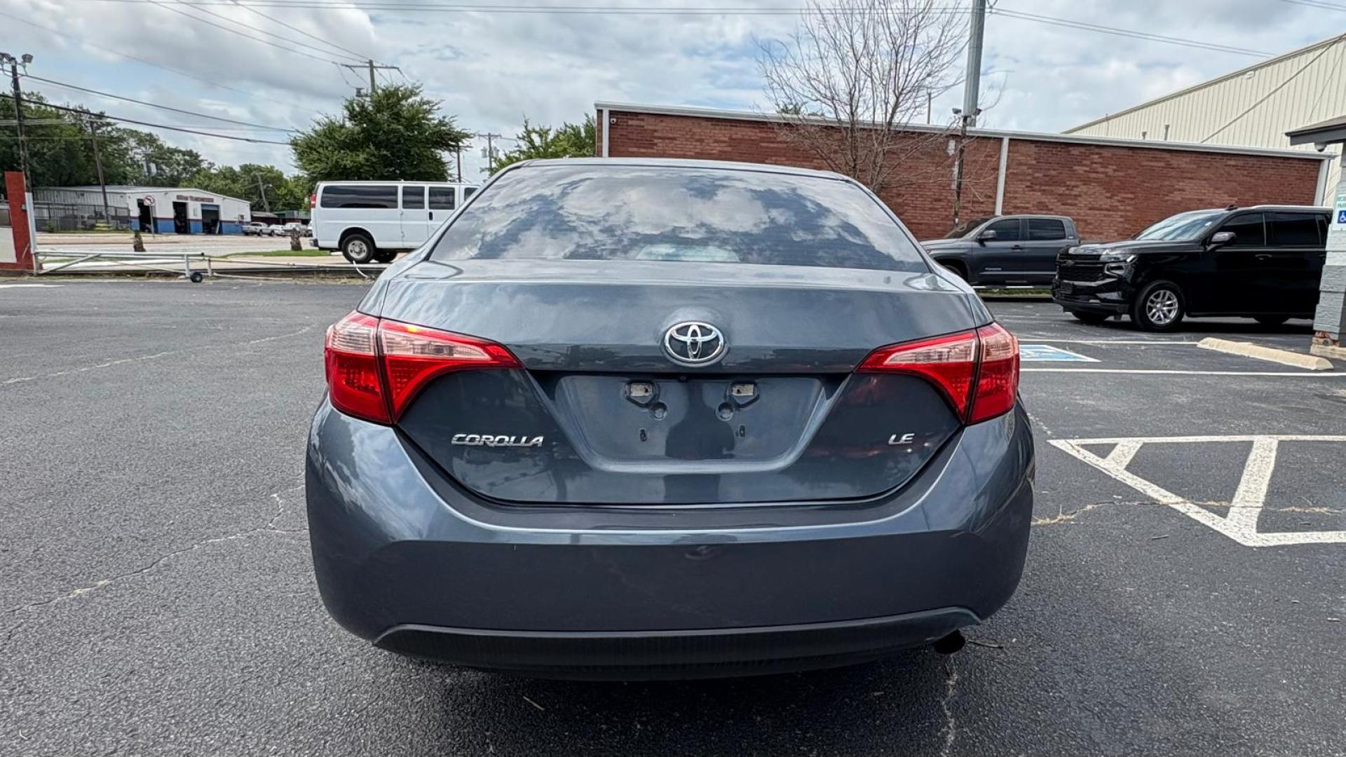 2018 Gray Toyota Corolla SE 6M (5YFBURHE7JP) with an 1.8L L4 DOHC 16V engine, 6M transmission, located at 945 E. Jefferson Blvd, Dallas, TX, 75203, (214) 943-7777, 32.752514, -96.811630 - Photo#3