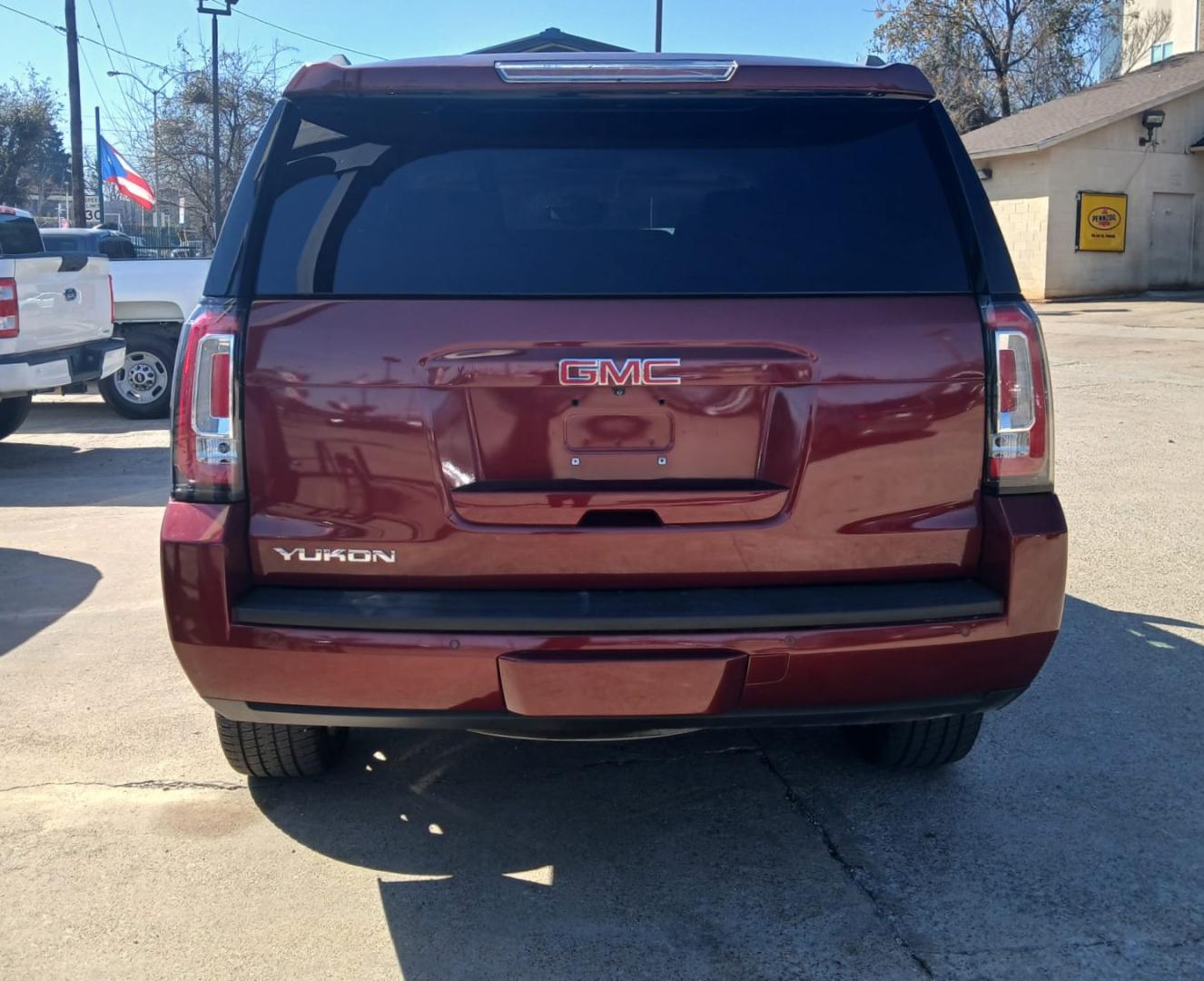 2016 Red GMC Yukon SLT 2WD (1GKS1BKC9GR) with an 5.3L V8 OHV 16V engine, 6A transmission, located at 945 E. Jefferson Blvd, Dallas, TX, 75203, (214) 943-7777, 32.752514, -96.811630 - Photo#3