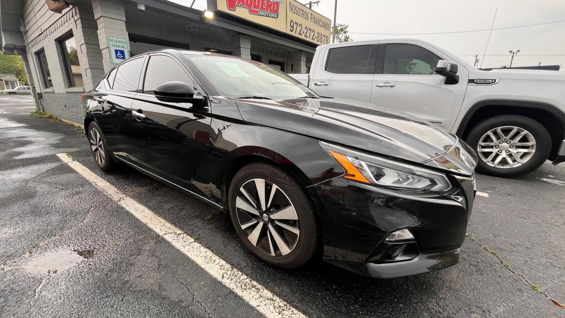2019 Black /Black Nissan Altima 2.5 SL (1N4BL4EV2KC) with an 2.5L L4 DOHC 16V engine, CVT transmission, located at 945 E. Jefferson Blvd, Dallas, TX, 75203, (214) 943-7777, 32.752514, -96.811630 - Photo#2