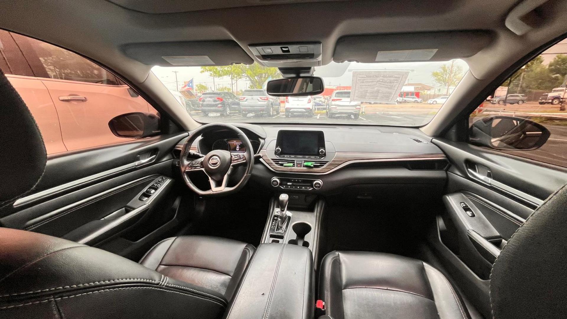 2019 Black /Black Nissan Altima 2.5 SL (1N4BL4EV2KC) with an 2.5L L4 DOHC 16V engine, CVT transmission, located at 945 E. Jefferson Blvd, Dallas, TX, 75203, (214) 943-7777, 32.752514, -96.811630 - Photo#4