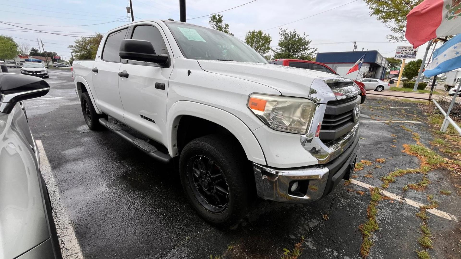 2015 White /Black Toyota Tundra SR5 5.7L V8 CrewMax 2WD (5TFEY5F13FX) with an 5.7L V8 DOHC 32V engine, 6-Speed Automatic transmission, located at 945 E. Jefferson Blvd, Dallas, TX, 75203, (214) 943-7777, 32.752514, -96.811630 - Photo#3