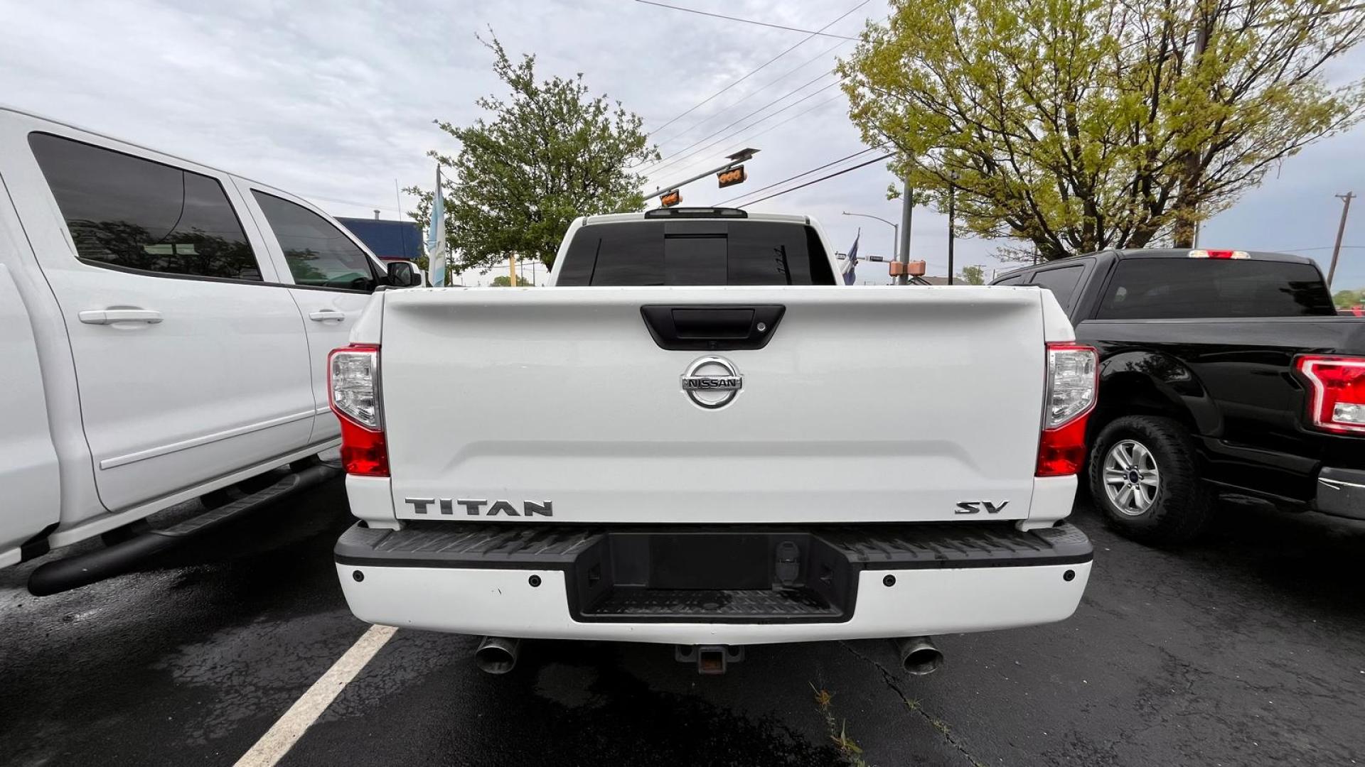 2017 White Nissan Titan S Crew Cab 2WD (1N6AA1E68HN) with an 5.6L V8 DOHC 32V engine, 6A transmission, located at 945 E. Jefferson Blvd, Dallas, TX, 75203, (214) 943-7777, 32.752514, -96.811630 - Photo#3